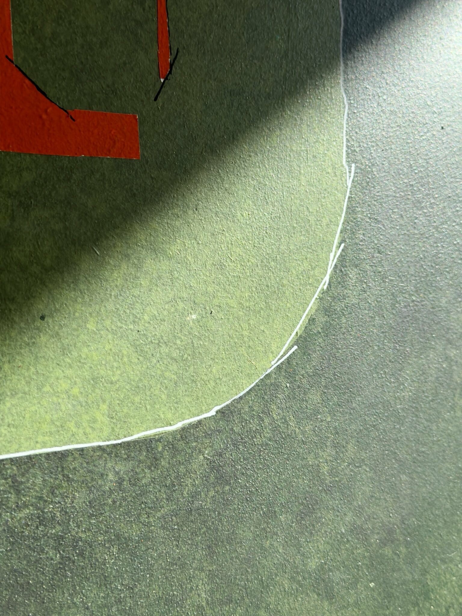 Strukturiertes, abstraktes Acrylgemälde mit einem großflächigen grünen Farbfeld. Ein hervorstechendes orangenes Element setzt einen starken farblichen Akzent. Ergänzt wird das Werk durch weiße Strichlinien und Gipsformen, die zusätzliche Tiefe und Ma