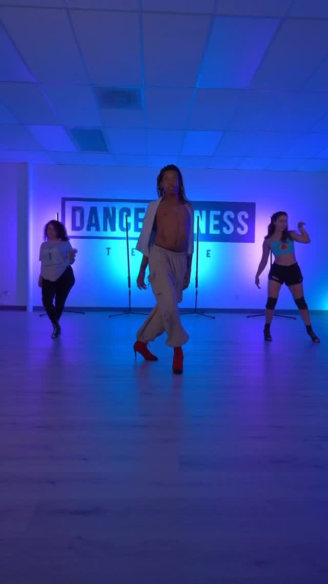 @azbaddiefactory ‘s first class at our studio was so fun! We will be the home to @azbaddiefactory four days a week starting in July. Be sure to follow them for class sign ups!
Choreography by @ericcram1
Featured dancer @daddyonce_1