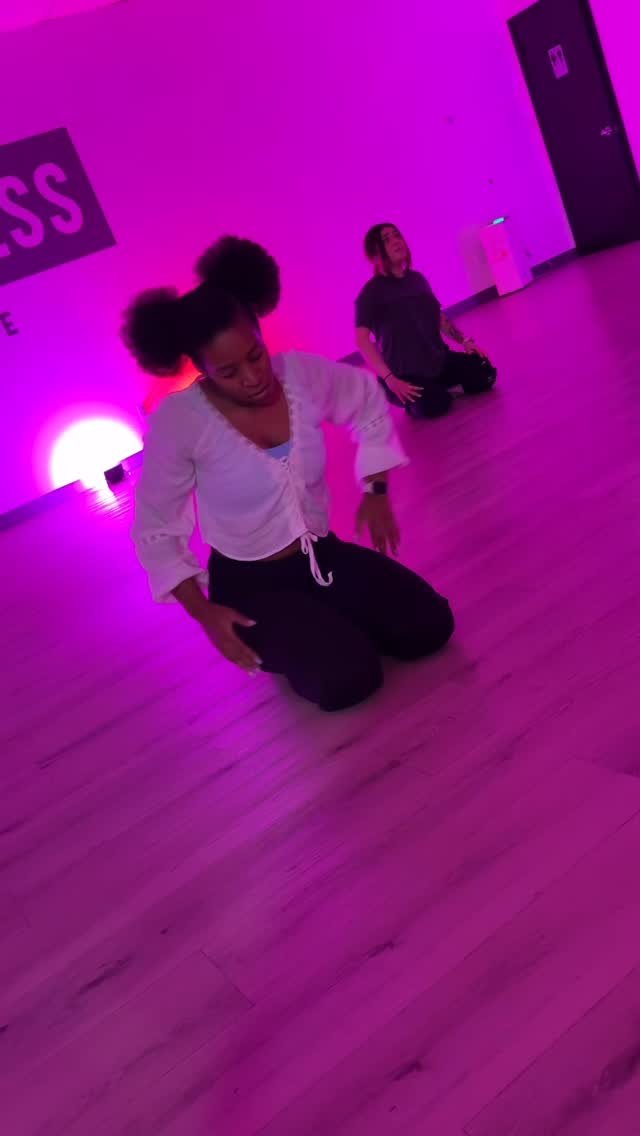 Contemporary with @azbaddiefactory 😍 We are LOVING the mix of styles being offered by @azbaddiefactory every week. Be sure to follow them for class announcements and sign ups! Choreography by @ericcram1 .
#contemporarydance #lyrical #moderndance #te