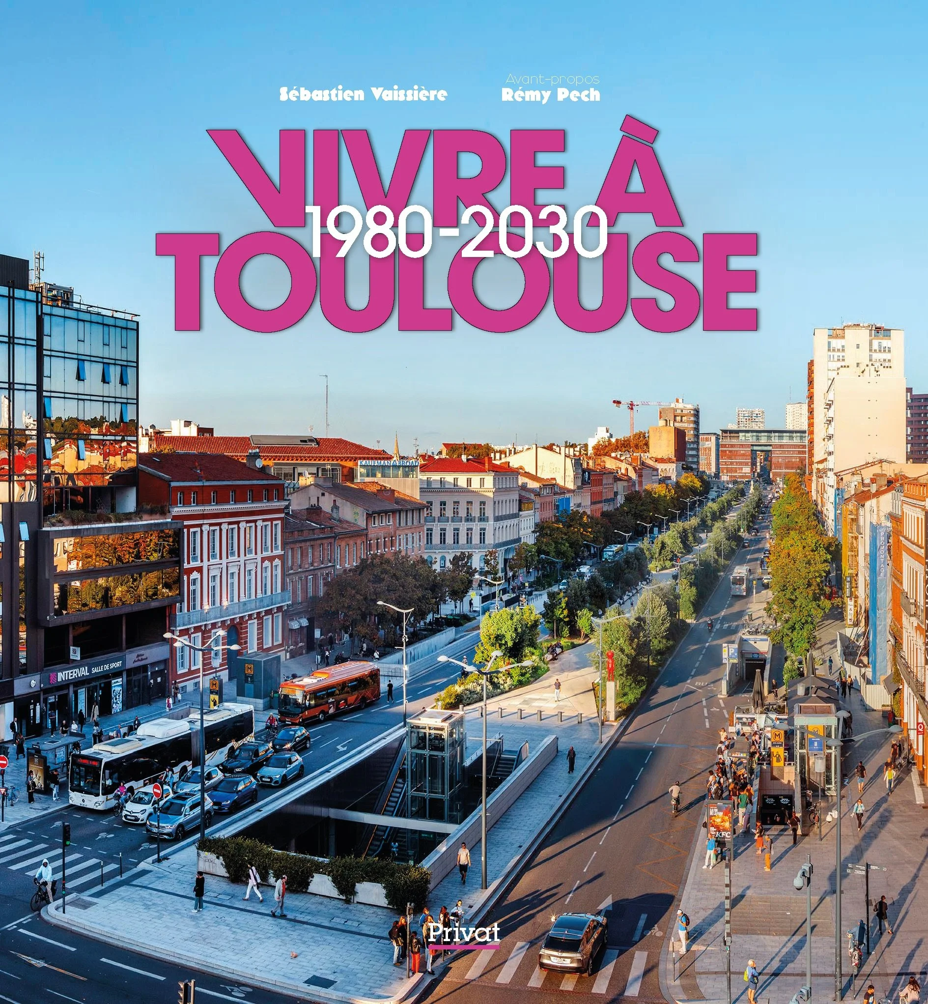 Vue urbaine de Toulouse avec des bâtiments, des arbres, des voitures, des bus, et des piétons, sous un ciel clair, avec un texte en français sur la couverture d’un livre ou rapport intitulé "VIVRE À TOULOUSE 1980-2030".