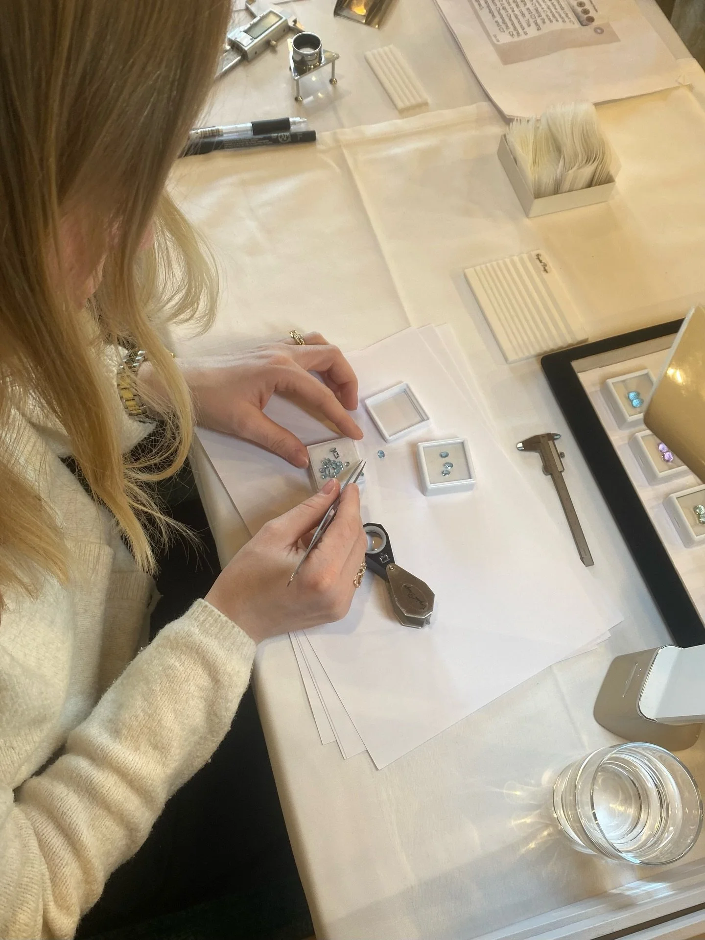 Vi har v&aelig;ret til event med vores perleleverand&oslash;r og nye &aelig;delstensleverand&oslash;r p&aring; Munkebjerg Hotel.💎

Natasja har f&aring;et lov til at bruge hendes nye viden i praksis i dag, da hun skulle kigge slibning og indeslutning