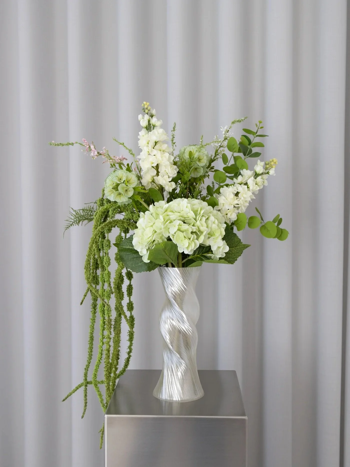 Buketten der aldrig visner 🌸

Evighedsblomster fra Bloom Objects bringer naturens stille sk&oslash;nhed ind i dit hjem &ndash; uden at visne. Perfekt til dig, der elsker blomster, men gerne vil nyde dem lidt l&aelig;ngere.

Stilkene s&aelig;lges enk