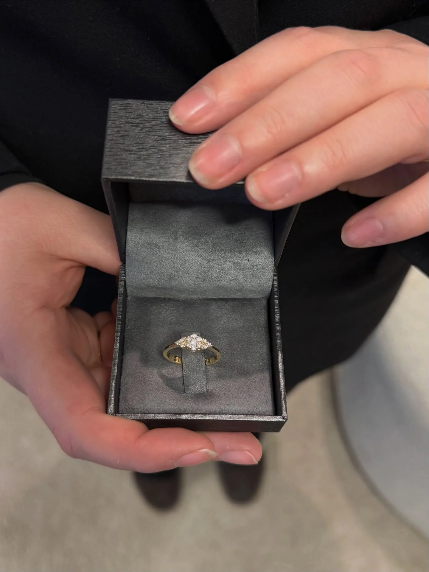 G&aring;r du med frier-tanker? 💍✨

M&aring;ske har du fundet personen, du vil dele resten af livet med &ndash; og nu mangler du bare det helt rigtige &oslash;jeblik&hellip; og den helt rigtige ring.

Hos os finder du smukke forlovelsesringe, der kan