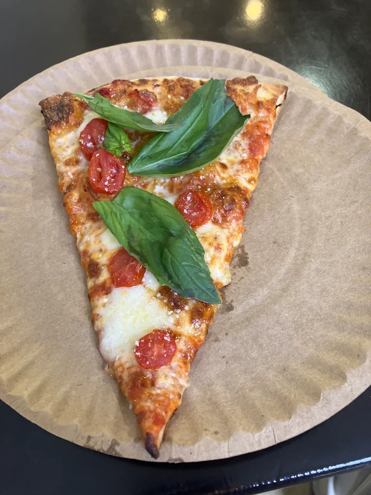 Razzo Pizzeria Margherita slice.webp