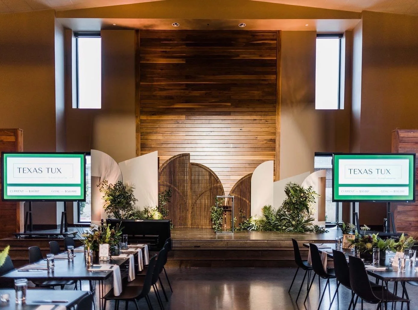 TV Screens with a touch of elegance for your next event✔️
Venue: @verona_villa
Planner/Coordinator: @camtherender.co
Rentals: @therender.co
#dallas #dfw #production #corporate #corporateevents #presentationdesign