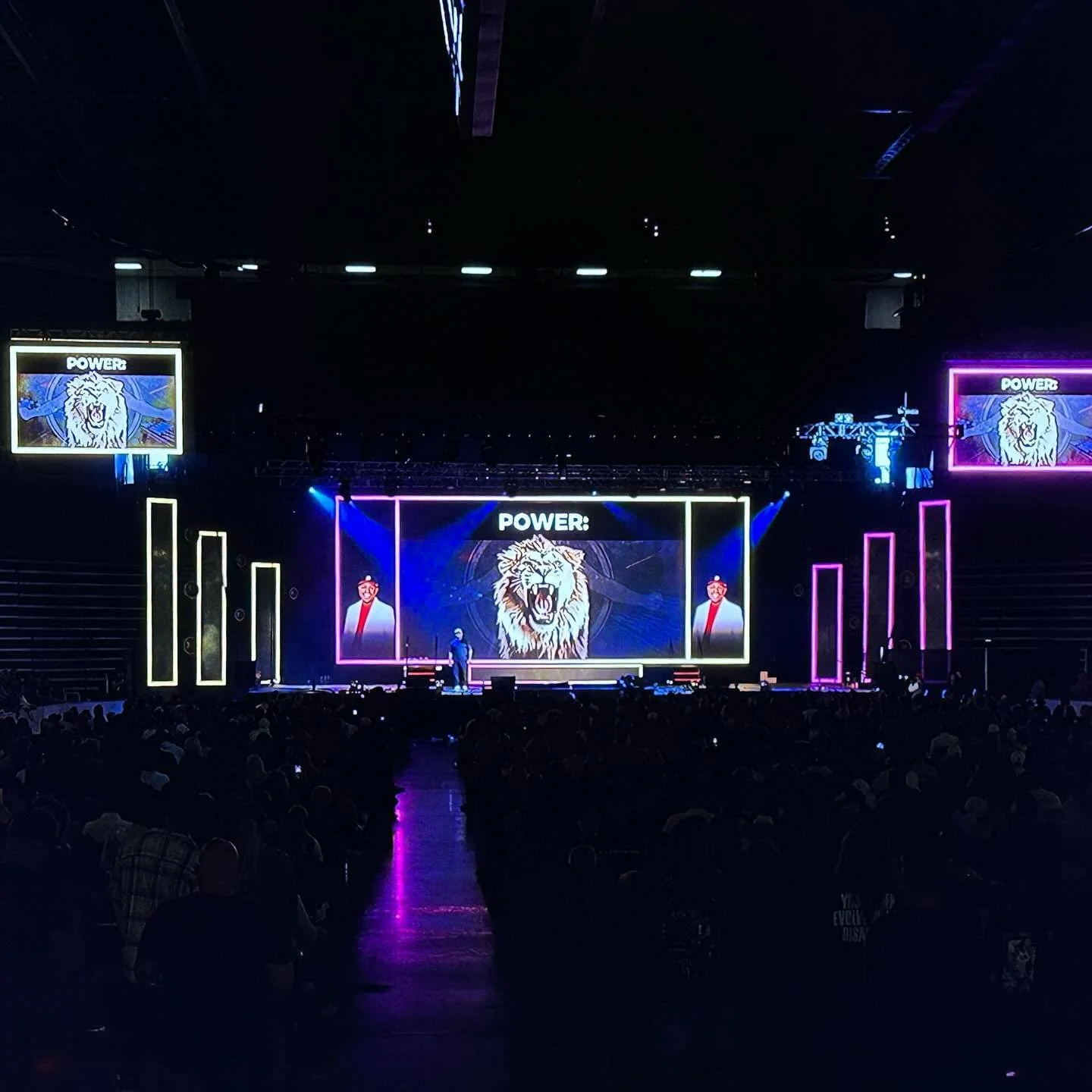 Arena shows are becoming a Speciality at LeForce Pro! We love getting a blank canvas like an arena and being able to make a visual masterpiece!
.
Contact us today for a quote on your next show!