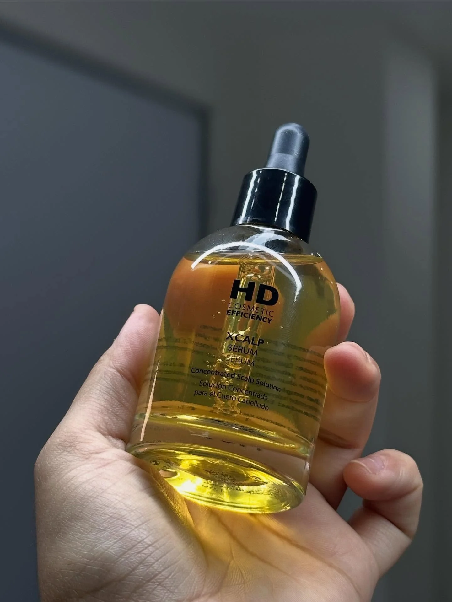 XCALP S&eacute;rum es un concentrado estimulante para el cuero cabelludo, contrarresta el envejecimiento capilar y mejora la salud del fol&iacute;culo piloso mediante activos antioxidantes, hidratantes y calmantes.

Principales propiedades y benefici