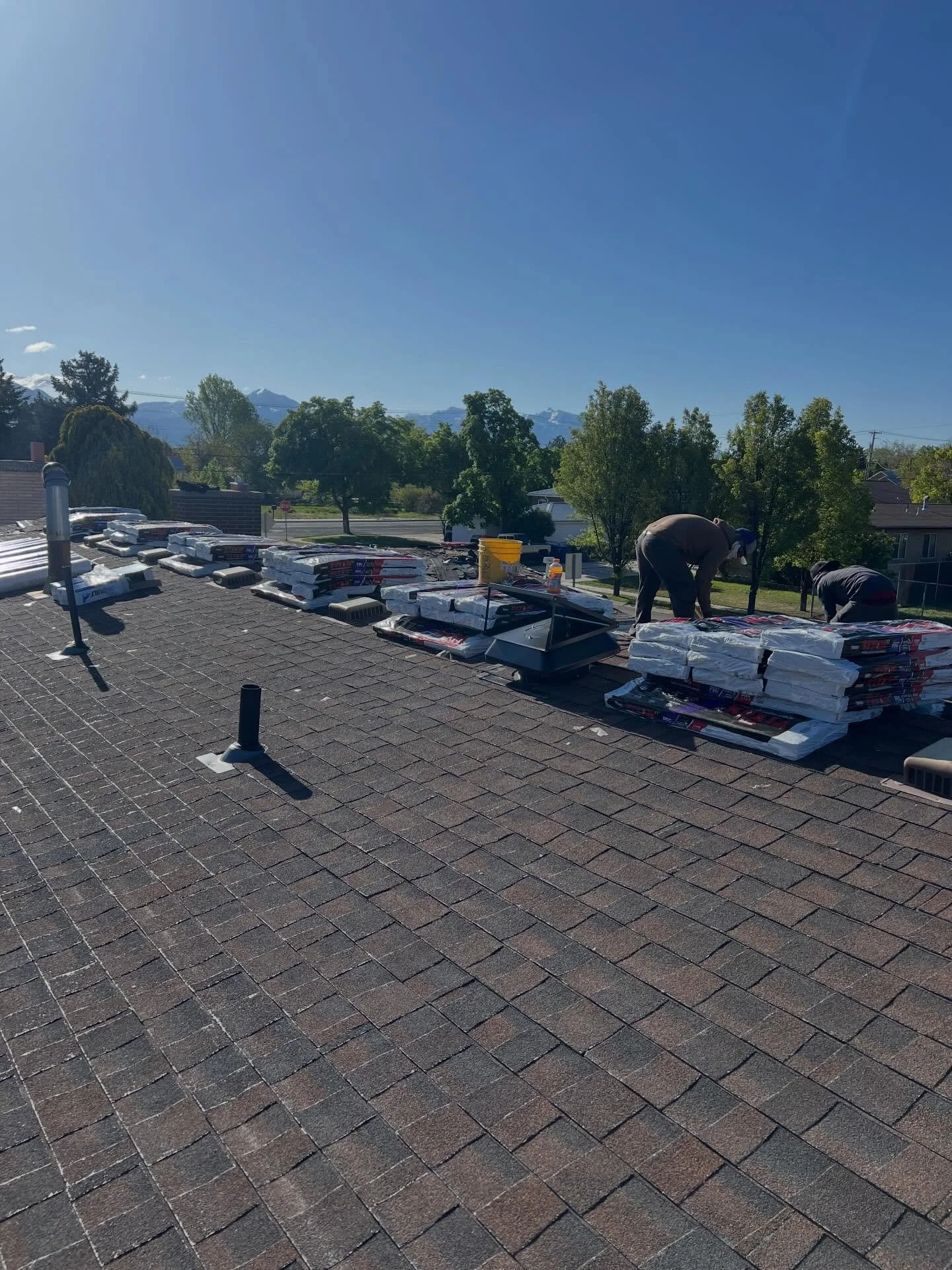 Does your roof look like this? If yes - then it&rsquo;s time for an upgrade! The before isn&rsquo;t great - but the after is 10/10. 

Let&rsquo;s pick the perfect color and style for your home and get started! 🏡🔨

#CurbAppeal #RoofReplacement #rayw