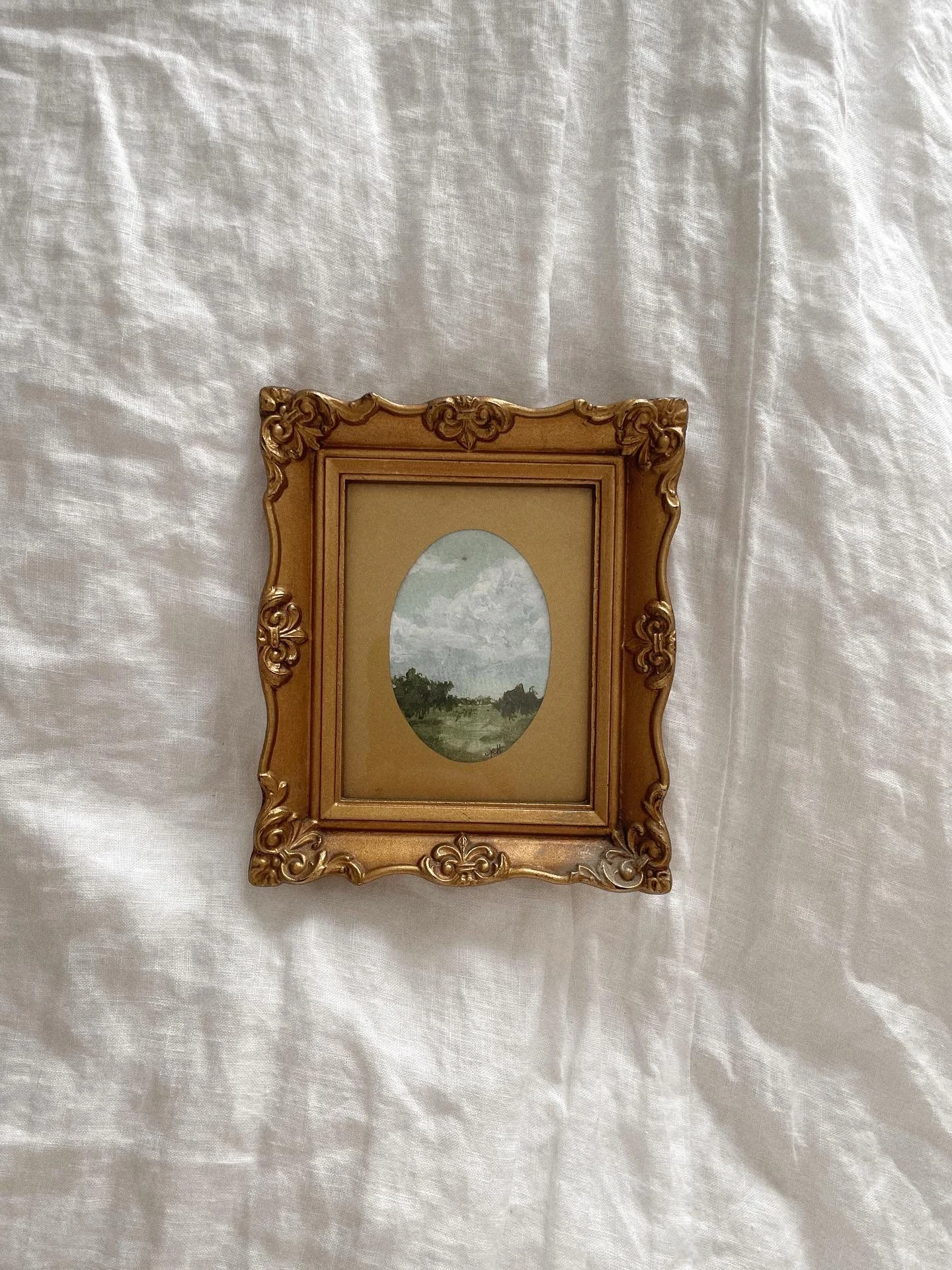 still swooning over these pieces in mini vintage victorian frames!
would be the perfect as a surprise piece of artwork in a small space, or a statement hung as the set!
come see them in person for purchase @vinegargoods. shipping available as wel