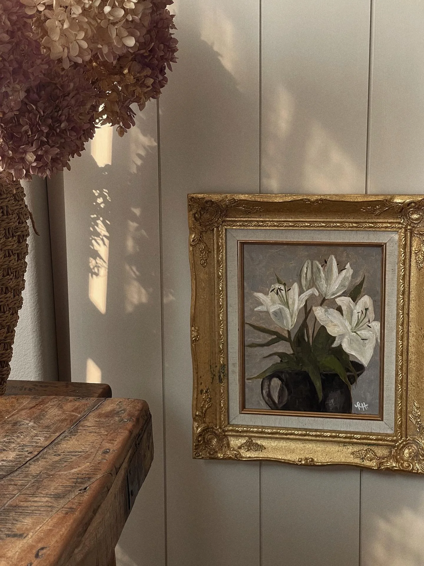 • autumn is slowly creeping its way into the studio, and i’m not mad about it π
“vase of lilies” original oil painting- prints available!
#artist #handpainted #oilpainter #localartist