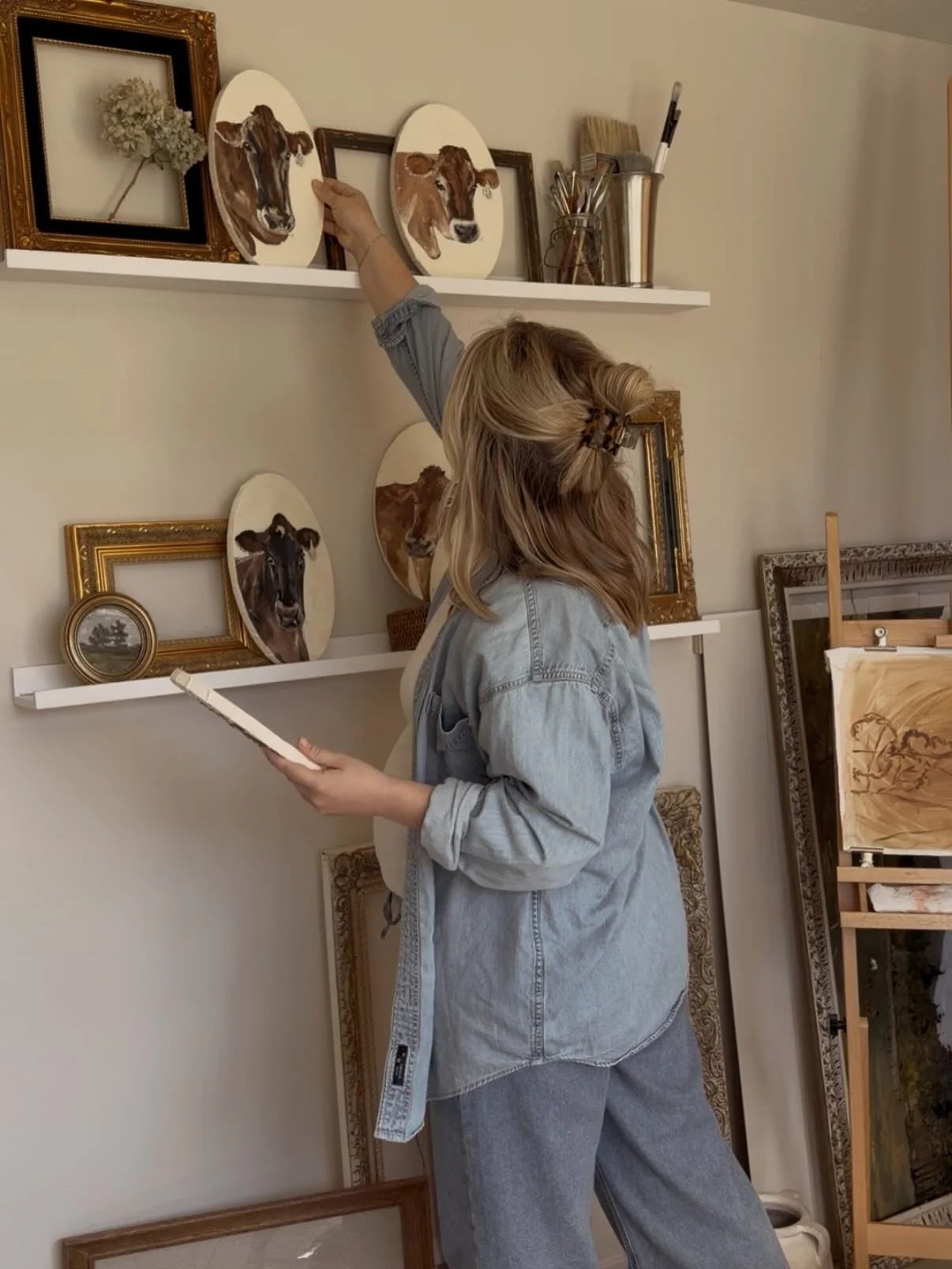 story time 🤎 this project was more than a commission- it brought me back to myself. I was stuck in a creative rut, going through the motions of my full time job and motherhood/pregnancy, and I kept finding reasons not to paint.
until a special perso