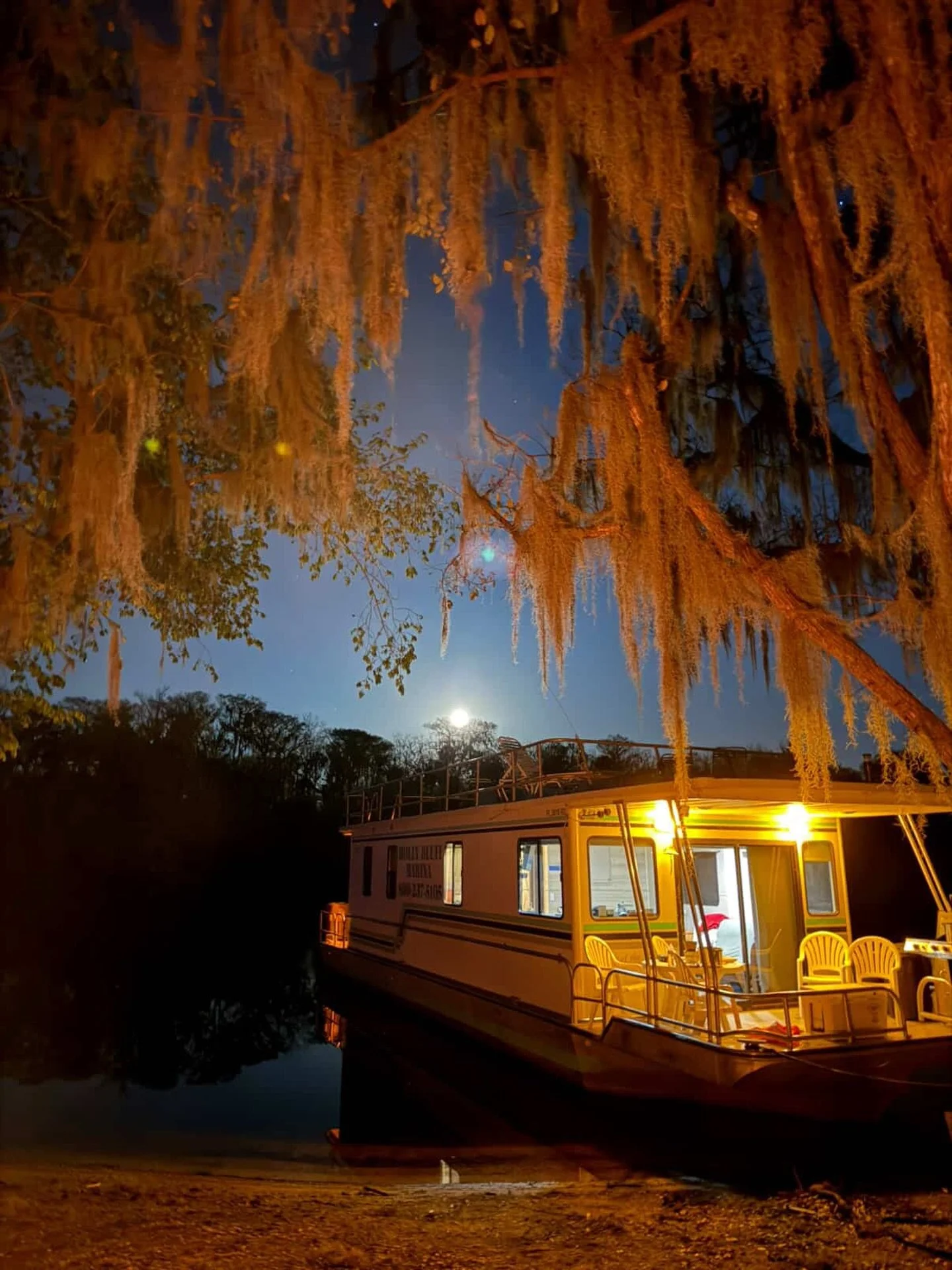 🌕 PRO TIP: Plan your houseboat trip around a full moon.

You&rsquo;ll see more wildlife activity at night with the beautiful moonlight on the water. 

Our guests caught this moonrise at Lungren Island while staying aboard the 53&rsquo; 10-sleeper ho