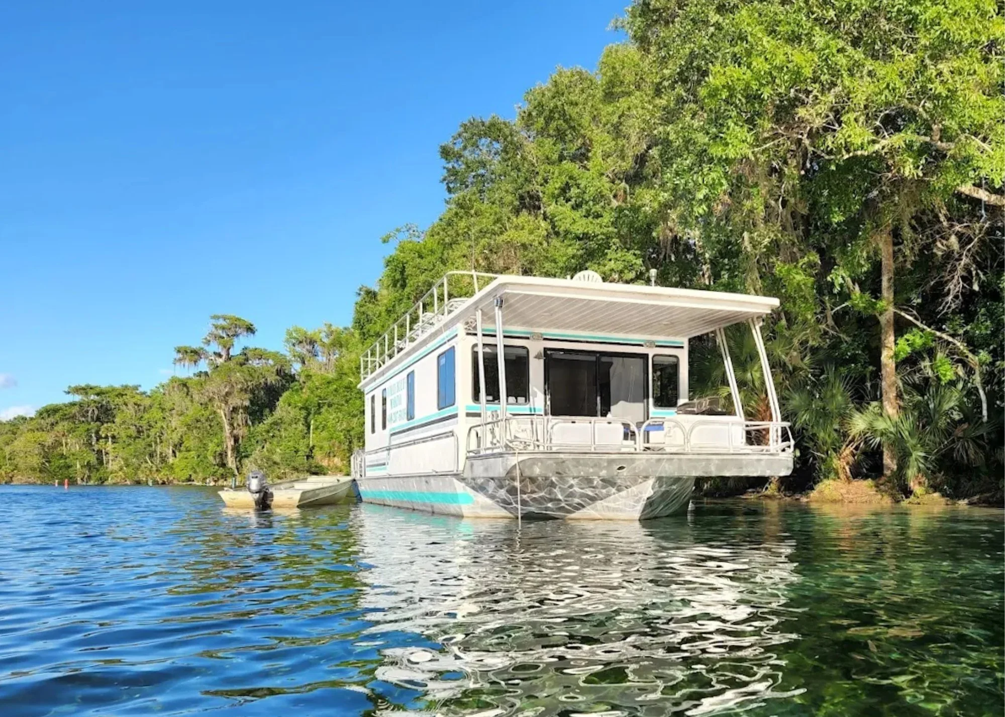 Not all of our houseboats are the same &mdash; and choosing yours is part of the adventure ⚓️⛴️

At Holly Bluff Resort Marina, we have 9 unique houseboats ranging from 38&ndash;60 feet and sleeping 4&ndash;10 guests.

Couples getaway.
Family vacation