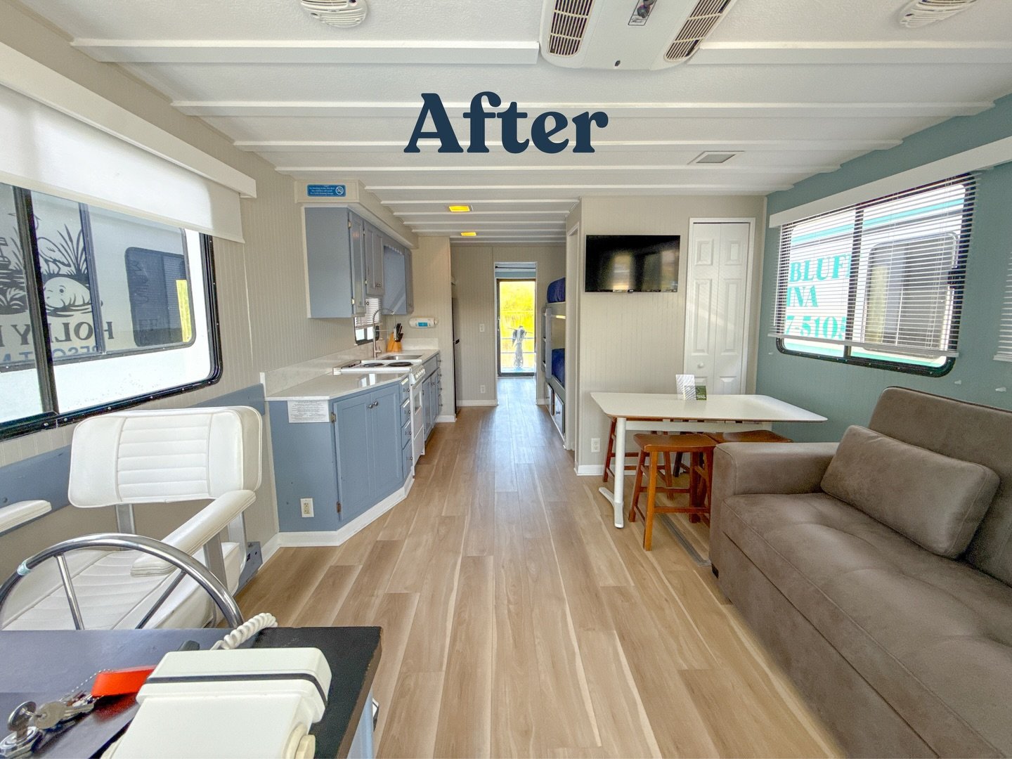 River Runner got a refresh! Updated photos are now live online. 

See the full gallery &amp; check availability &darr;
🔗https://hollybluff.com/river-runner-8-sleeper-houseboat

☎️ (386) 822-9992
📍 Holly Bluff Resort Marina | DeLand, FL

#florida #b