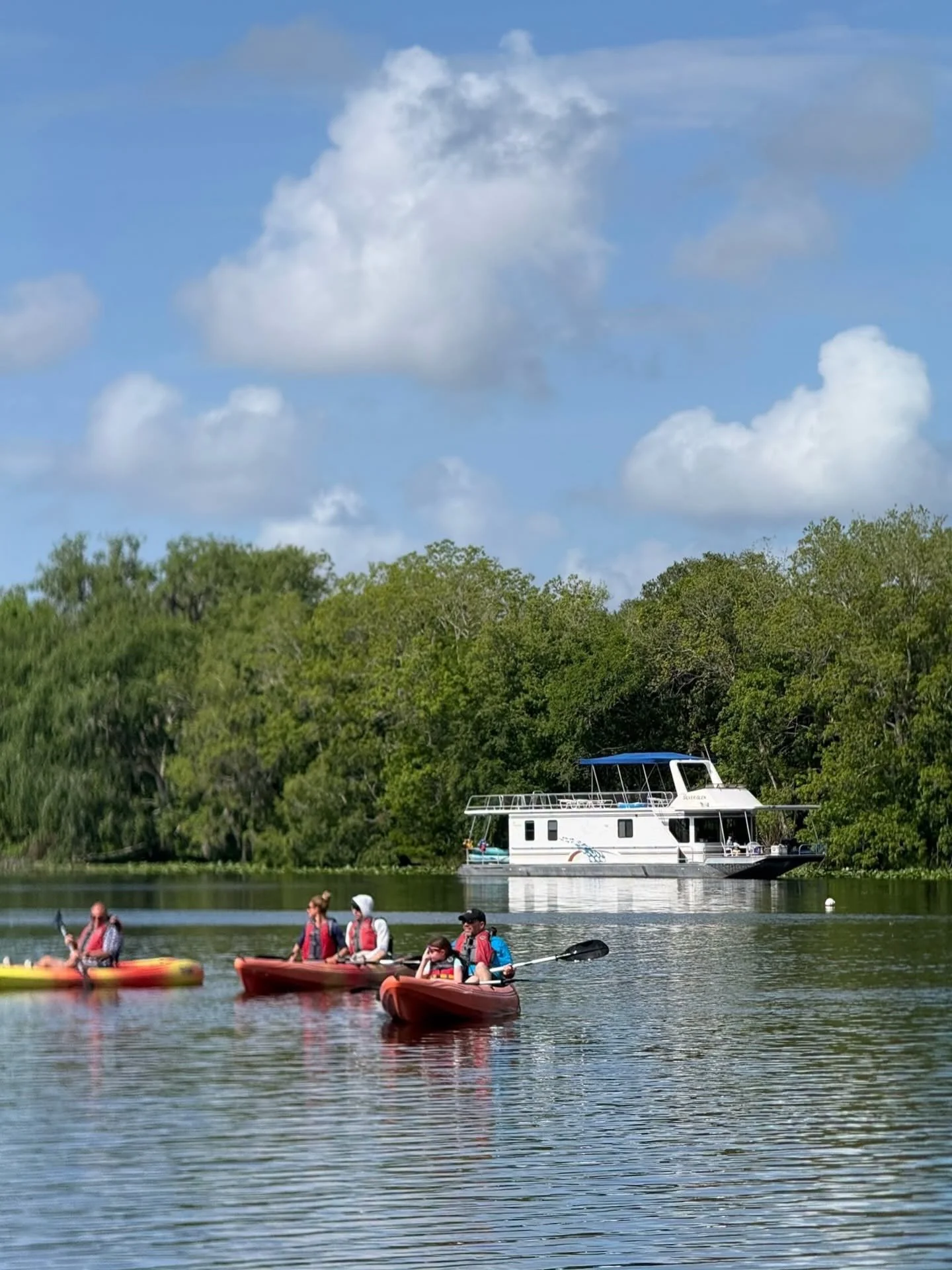 😎 Kicked back and relaxed on the river.

Houseboat rentals depart Mondays &amp; Fridays from Holly Bluff Resort Marina. You&rsquo;ll choose from: 
Weekend (Friday-Sunday) 
Midweek (Monday-Thursday) 
Full Week (Monday-Sunday or Friday-Thursday) 

Pla