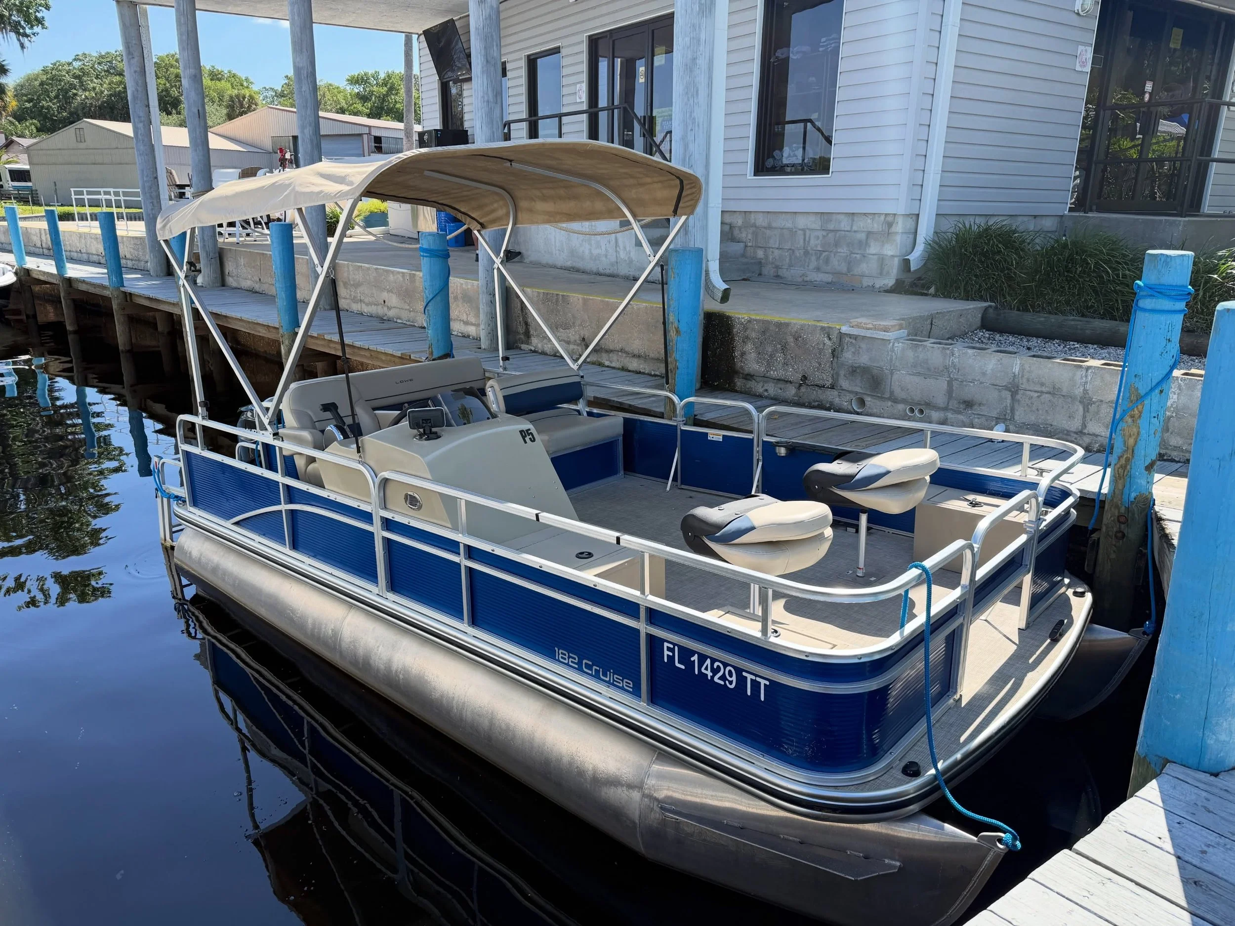 Our 18&rsquo; fishing pontoon is ready for river days on the St. Johns 🎣 Two casting seats up front, a live well for your catch, and rod holders for easy storage between casts.

Pick up anytime after 8:45 AM and return by 4:45 PM.

Reserve your boat