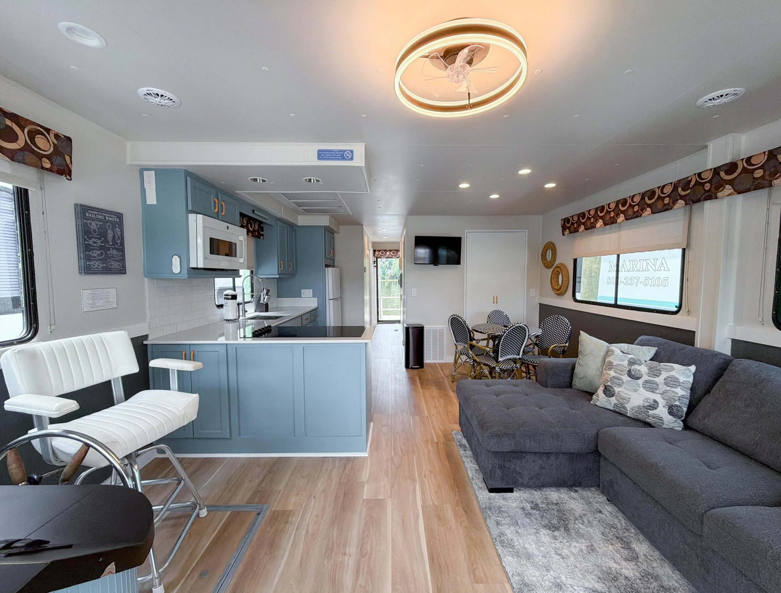 Welcome aboard the newly renovated 46&rsquo; houseboat, Gator Hunter! 🐊🌴

With two bedrooms, one bathroom, and a sleeper sofa, this houseboat comfortably sleeps up to six guests.

Rental Packages
🕐 Weekend (Friday&ndash;Sunday): $1,300
🕐 Midweek 