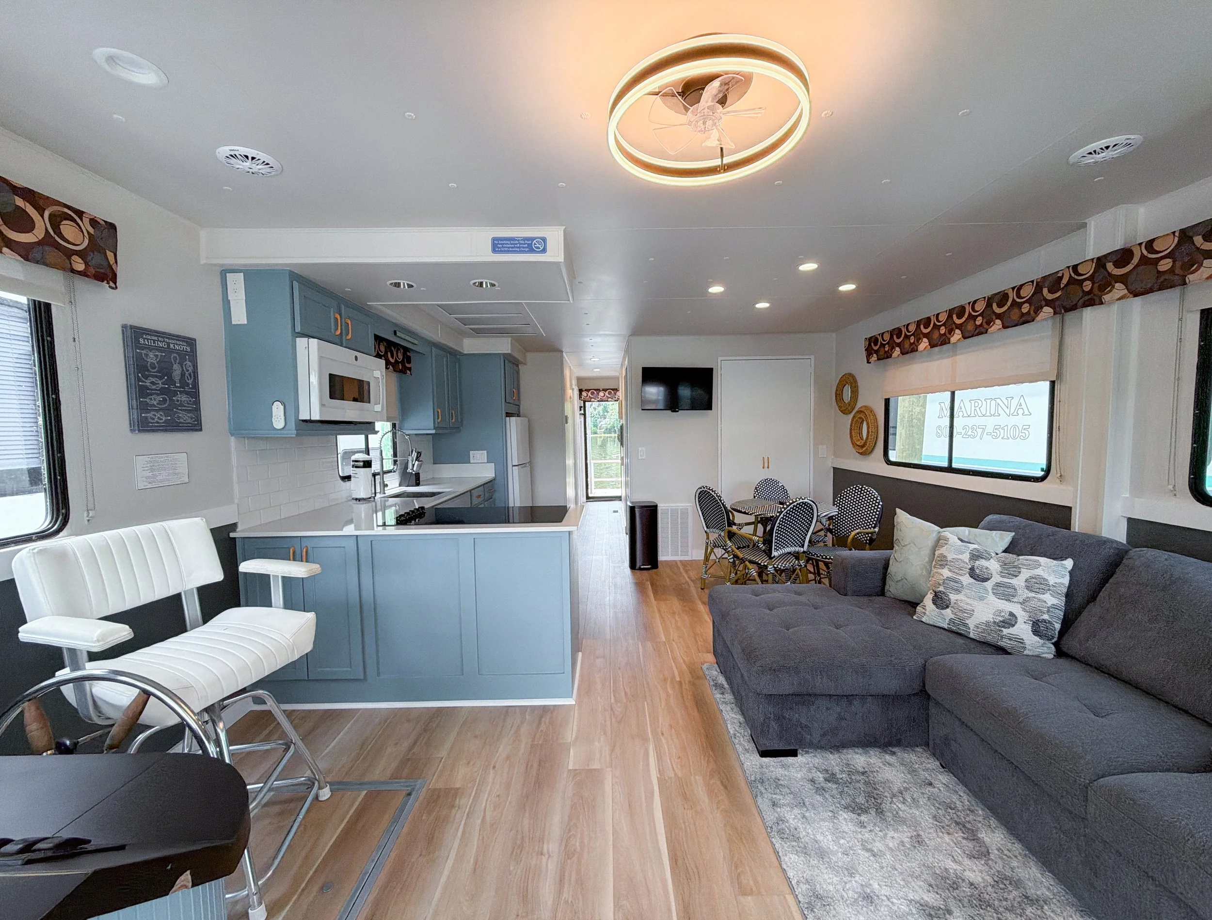 NEWLY RENOVATED! 46' 6 Sleeper Houseboat