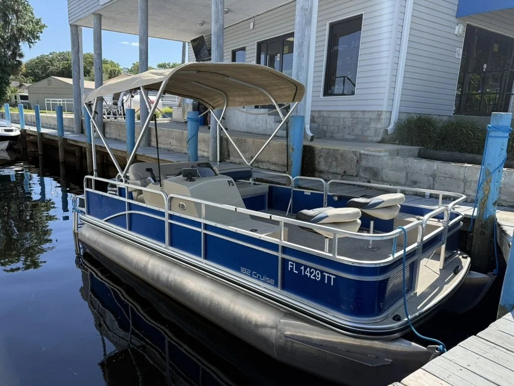 18' Pontoon Rental Holly Bluff