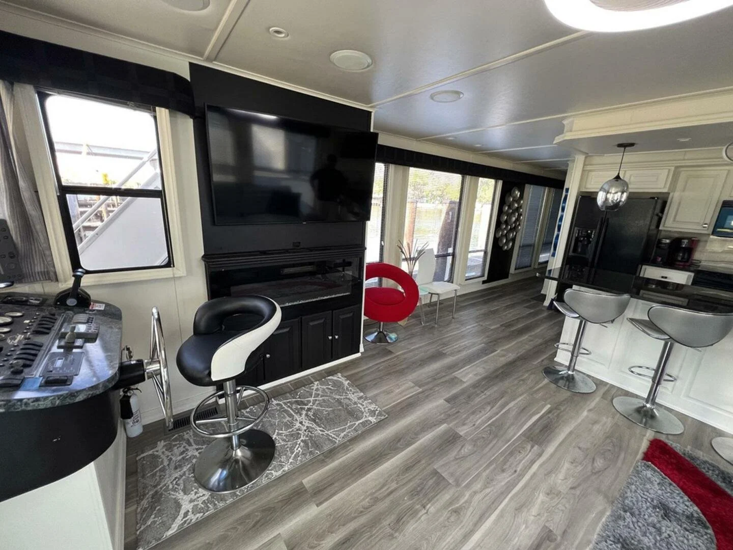 2004 Thoroughbred 65' 9.jpg