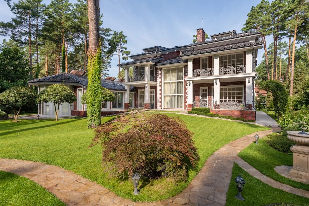 Landscaping Services That Highlight Spring’s Early Colors