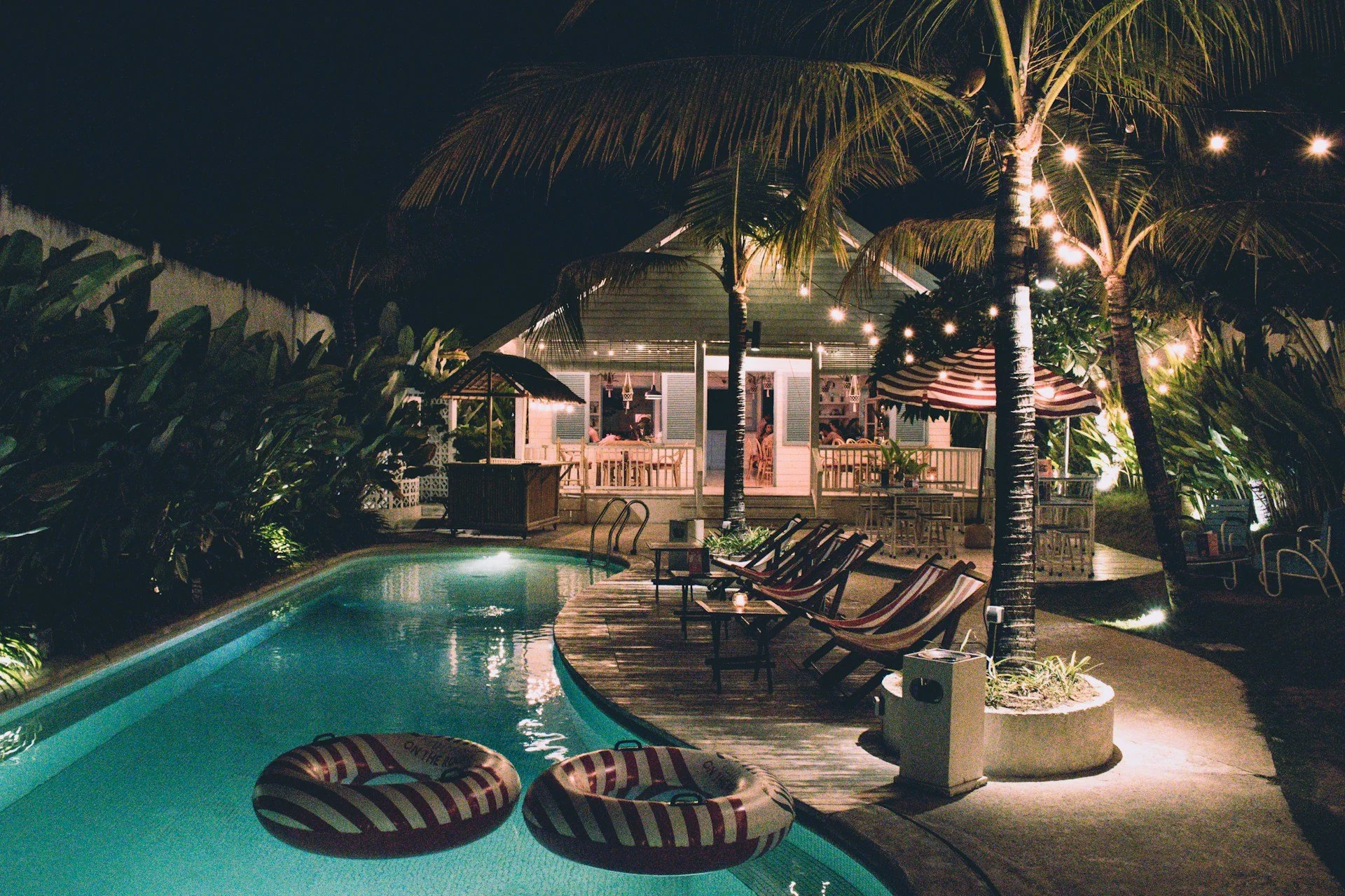 Designing Outdoor Kitchens Around Los Angeles Pools