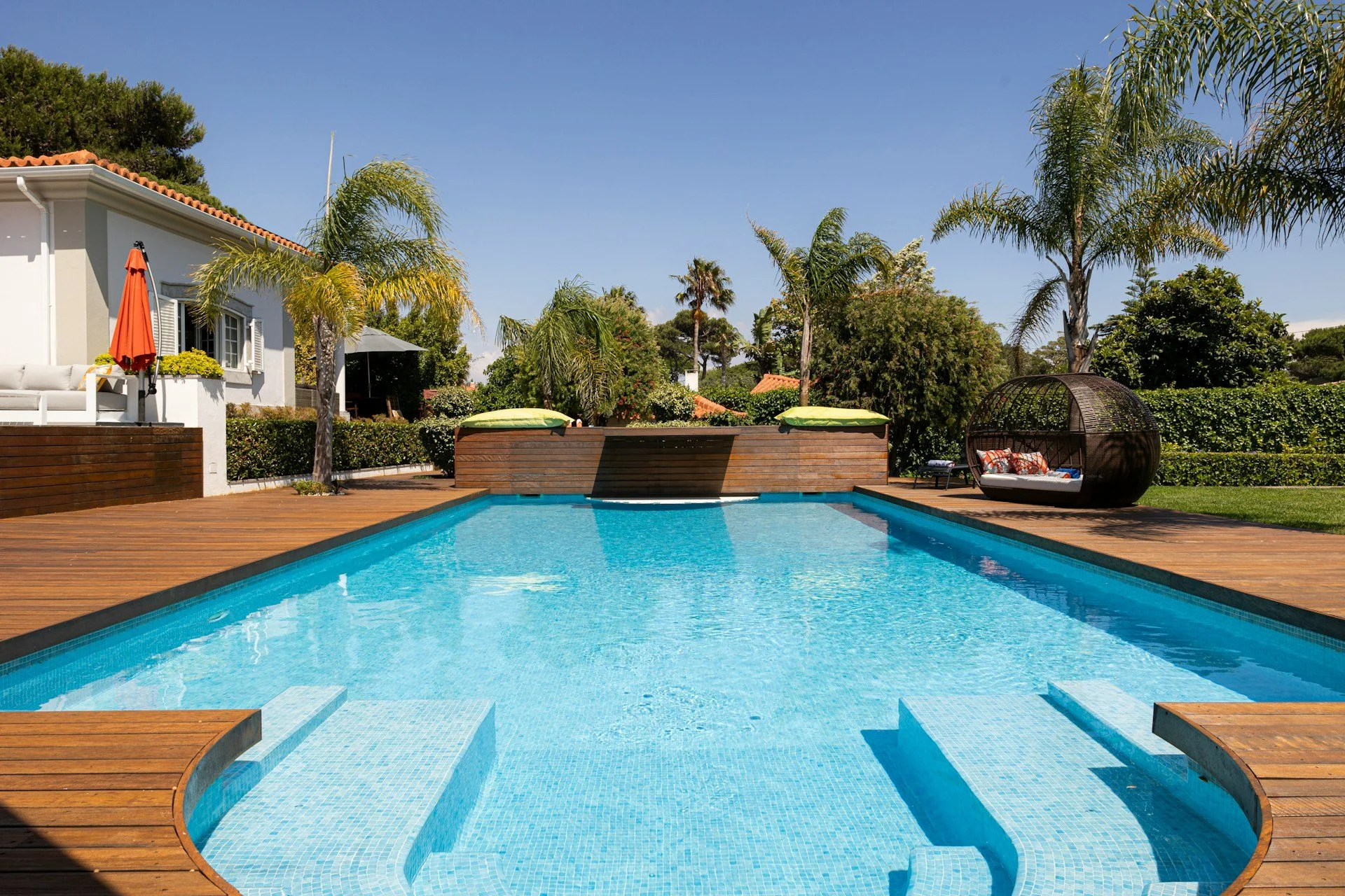 Evaluating Pool Construction in Pasadena vs. Los Angeles Backyards