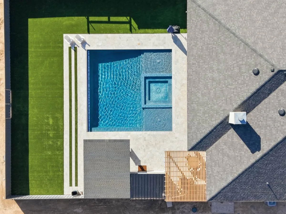 An overhead view of pools & spas with built-in spa and adjacent outdoor kitchen in Midland, TX
