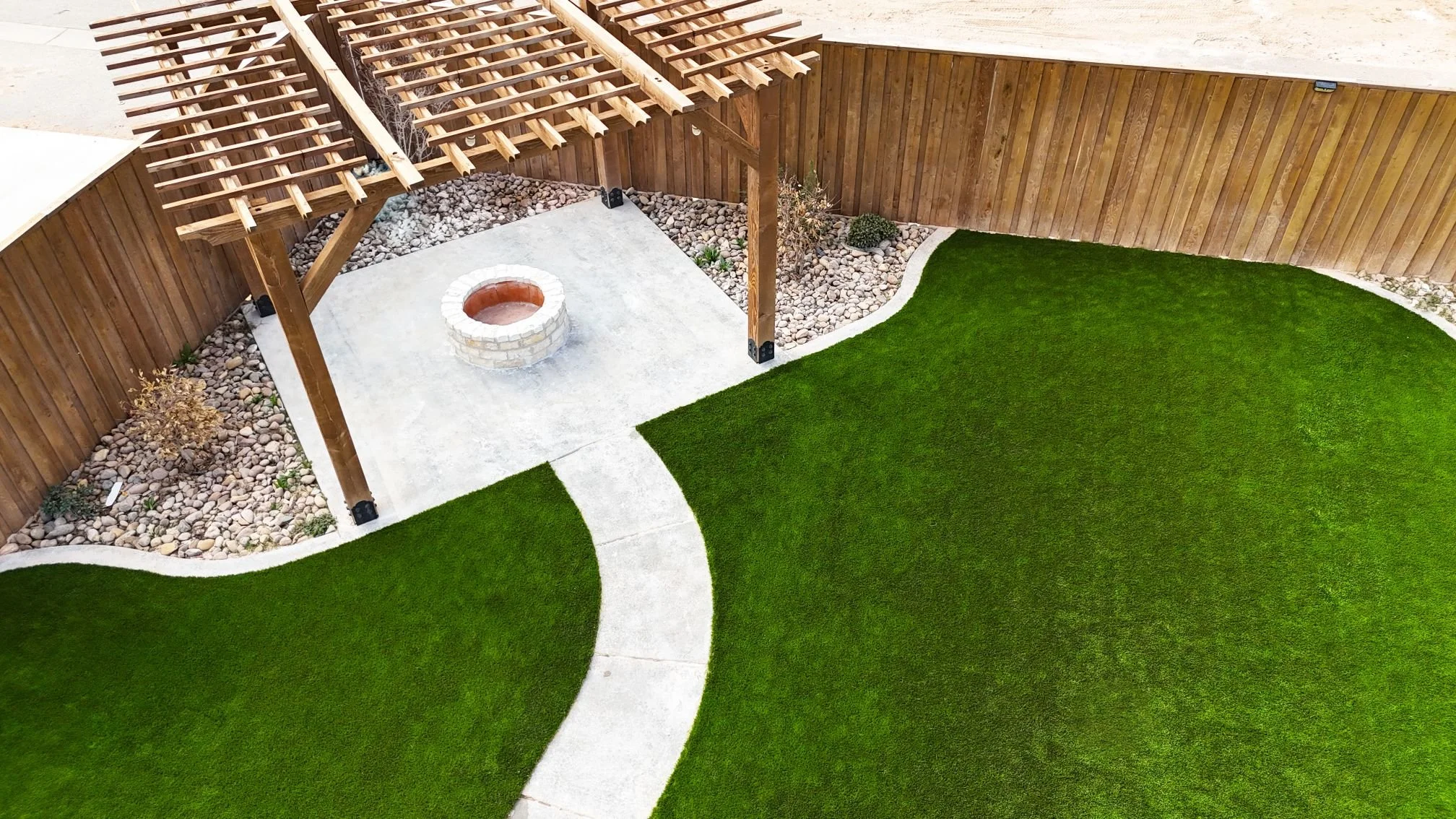 Pergola structure over synthetic turf entertaining space in San Angelo, TX