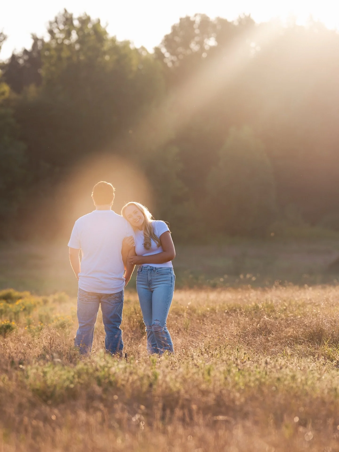This is not an overlay edit. Let&rsquo;s talk about perfection! It feels like a divine sign that she made the right choice, with the sun rays acting as an unpaid helper during this shoot.