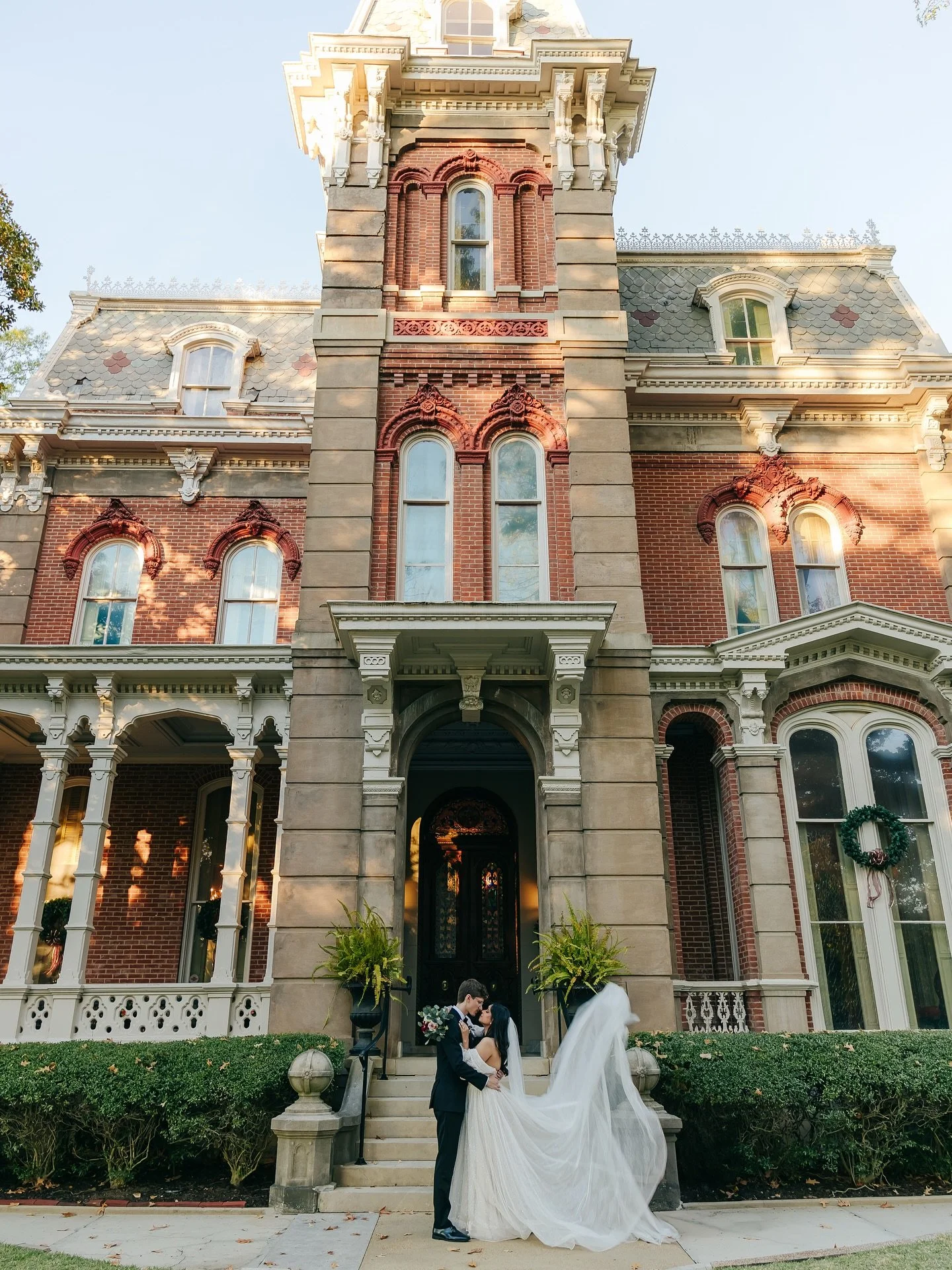 Marrying in a Victorian mansion feels like a fairy tale! This is in the middle of Memphis! Love @woodrufffontainemuseum