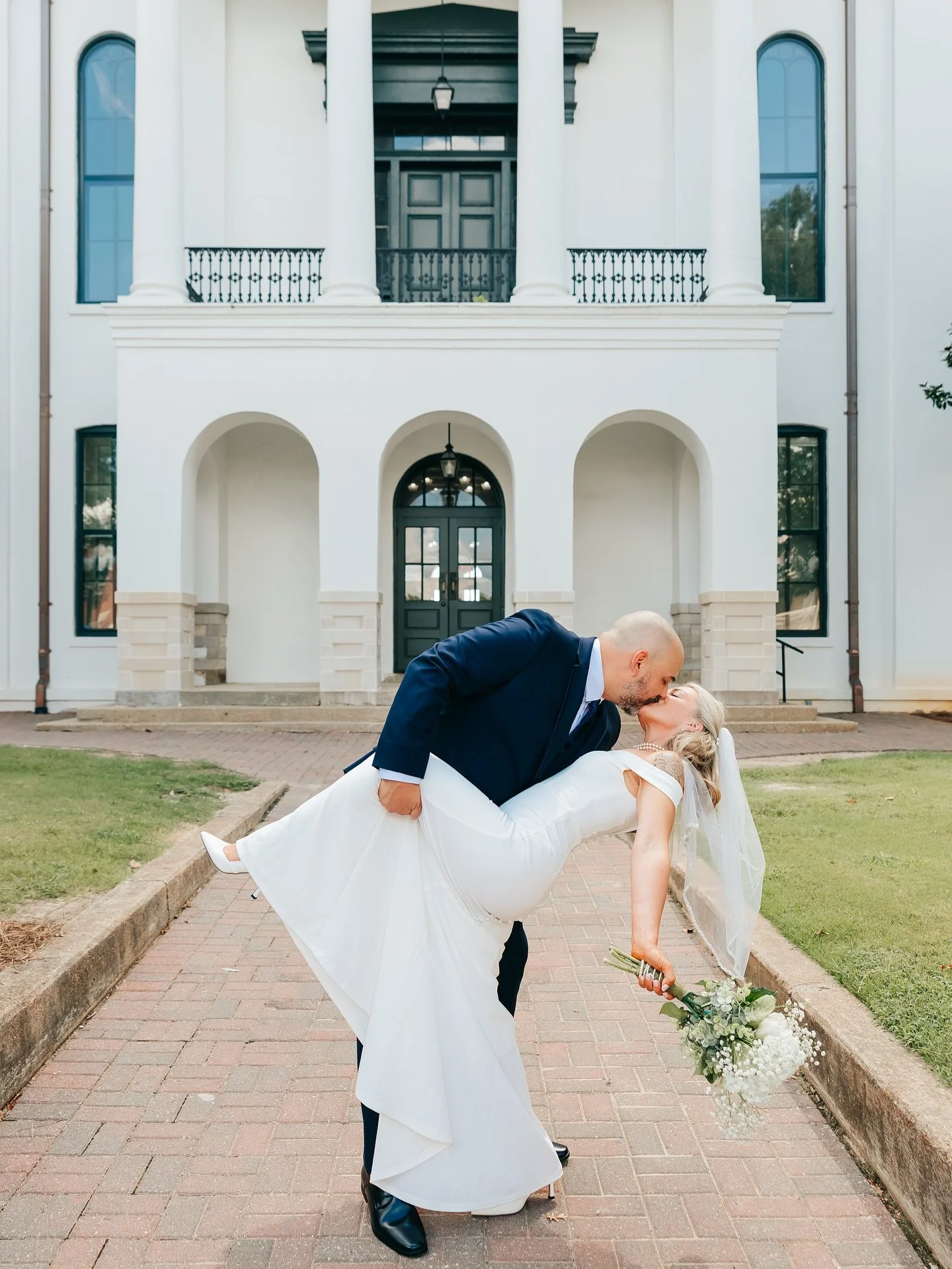 Capturing pure magic at a stunning Oxford wedding  My clients tied the knot in a beautiful courthouse ceremony, and I&rsquo;m thrilled to share their love story through these shots! #OxfordWedding #WeddingPhotographer #LoveInBloom #elopement