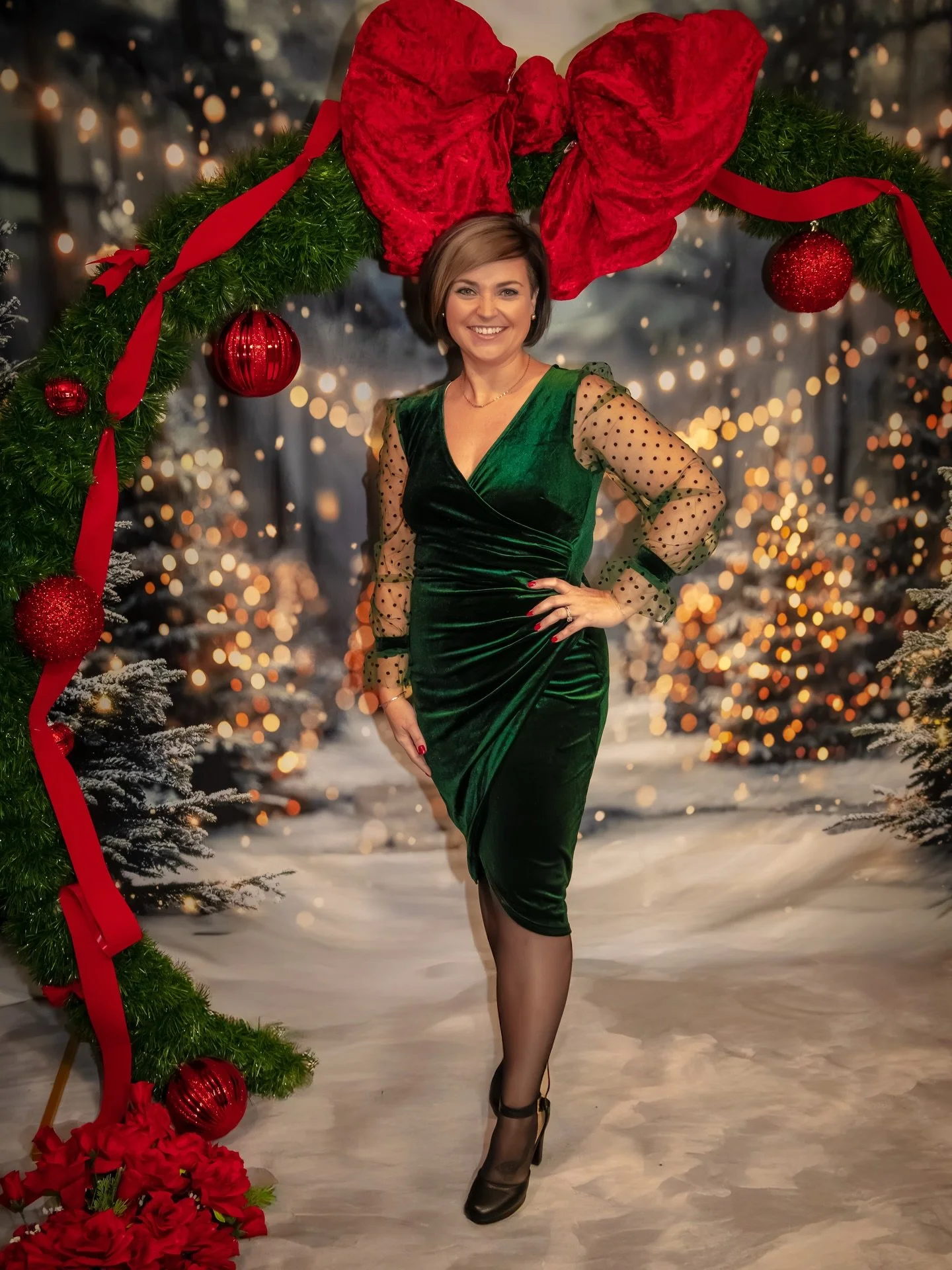 Thank you so much @bloombaby.flowers for partnering with me for my Christmas set! The wreath and bow were a huge hit!