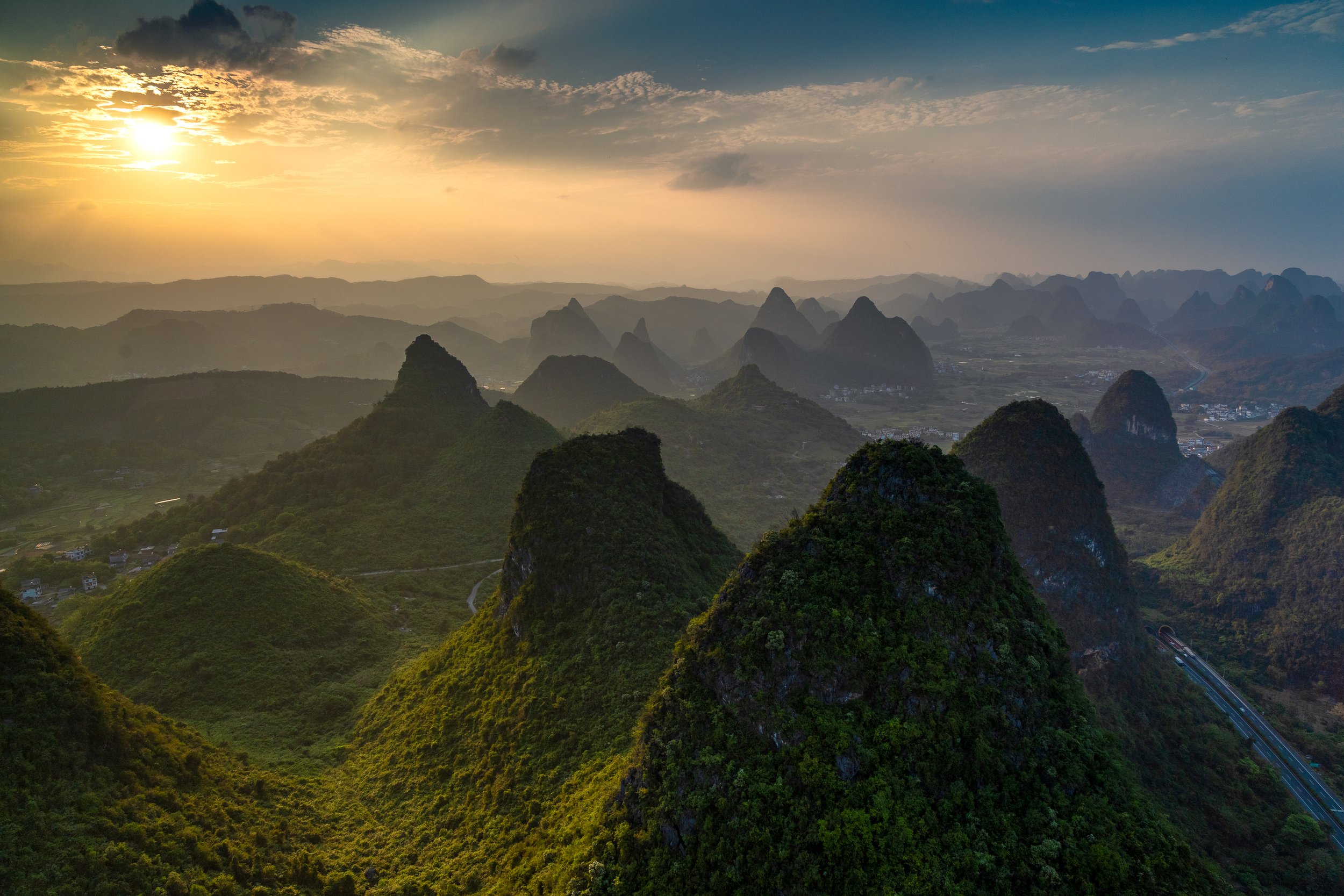 Guilin Sunset: Majestic Sunset over the karst hills of Yangshuo (Guilin, Chna)