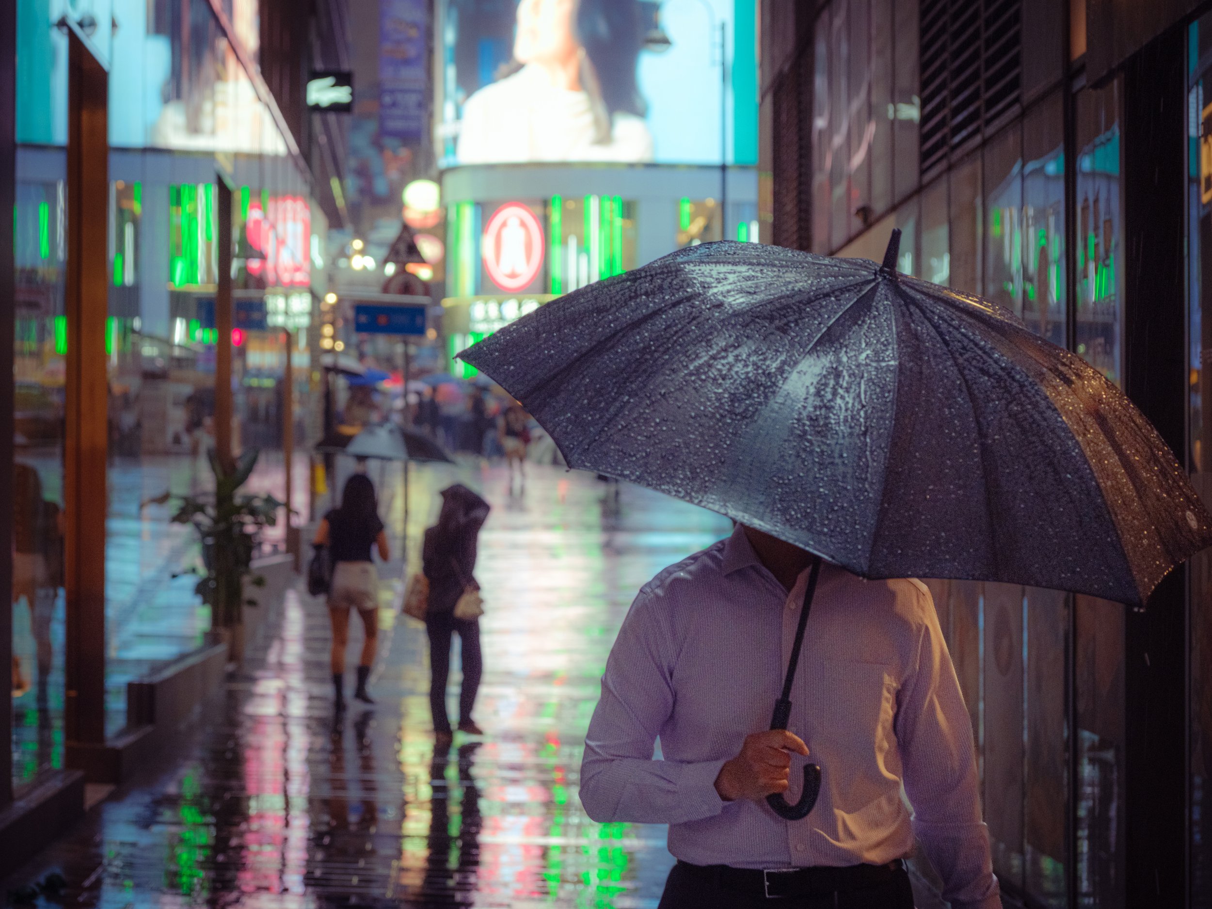 Rain in Central: Rainy season in Hong Kong brings torential rains and heavy glow from Hong Kong lights