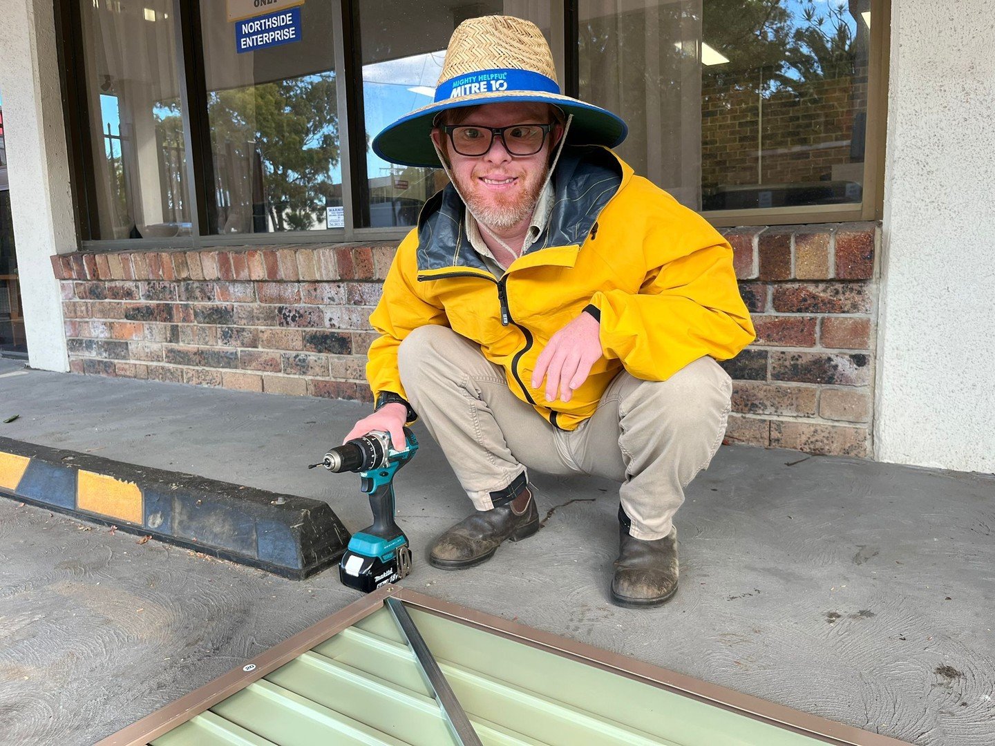𝗕𝘂𝘀𝗵𝗹𝗶𝗻𝗸 𝗴𝗲𝗮𝗿𝘀 𝘂𝗽 𝗳𝗼𝗿 𝗴𝗮𝗿𝗱𝗲𝗻𝗶𝗻𝗴 𝗶𝗻 𝗗𝗮𝘃𝗶𝗱𝘀𝗼𝗻! 
Bushlink employees Mark and Josh recently helped supervisors Jack and Nick to build our new shed. This vital equipment was funded by Matt Cross MP, Member for Davidson