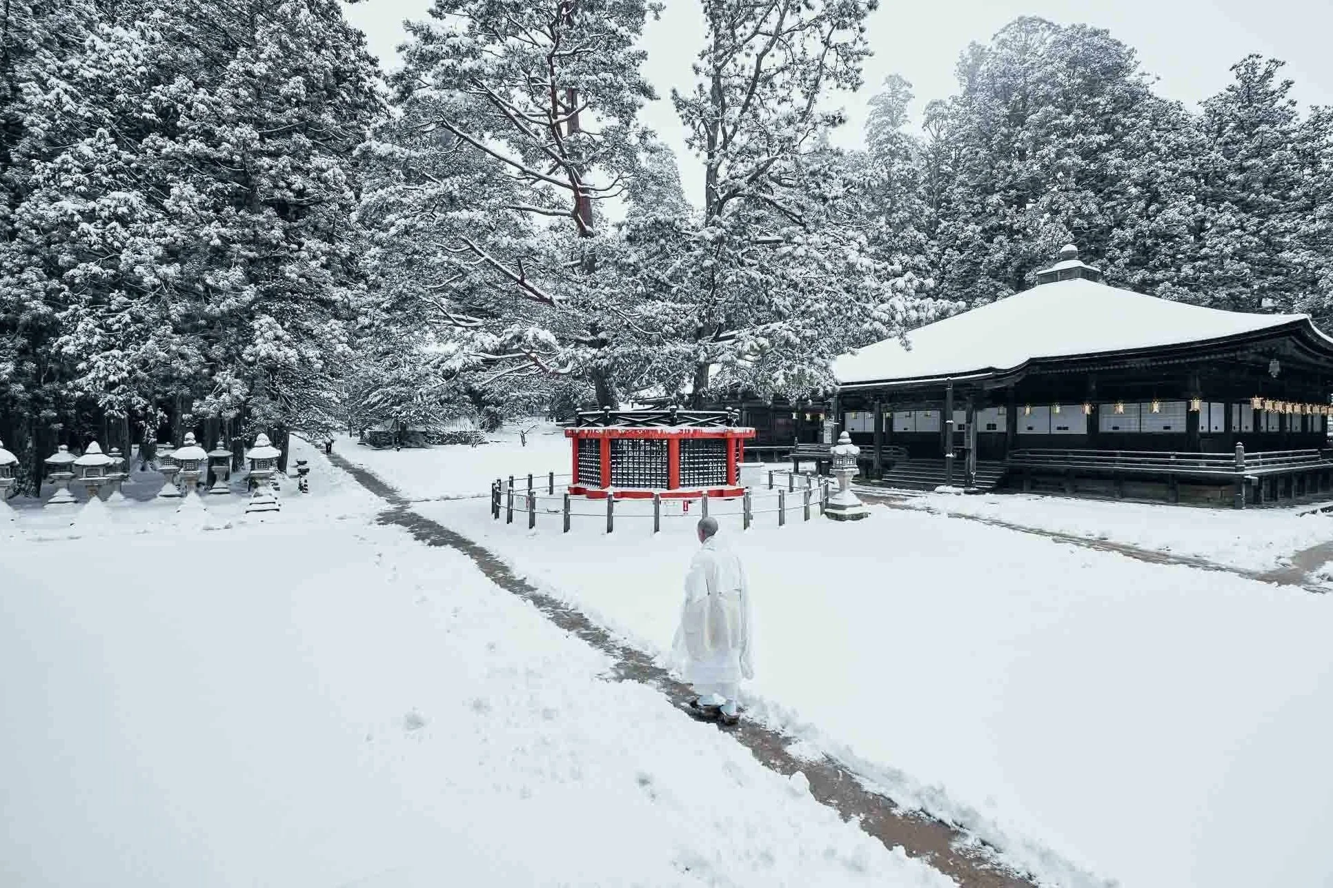 monk-walking-in-snow-koyasan.jpg