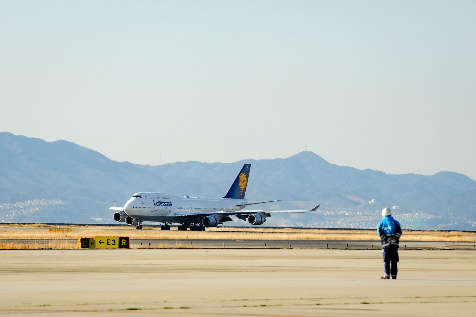 ground-crew-watching-lufthansa-plane-on-tarmac.jpg