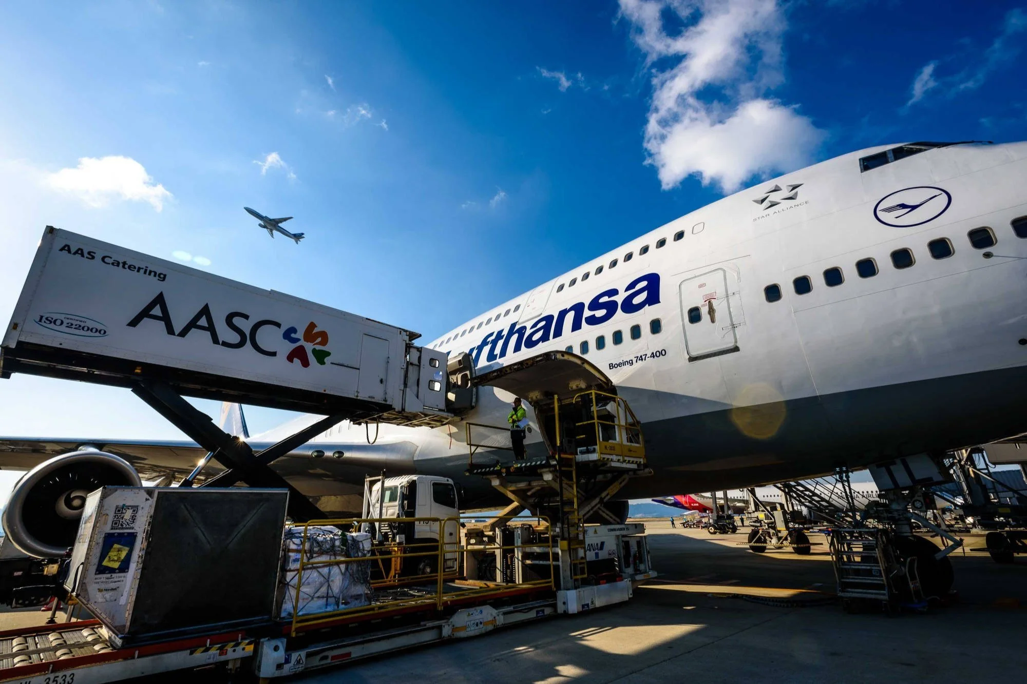 lufthansa-cargo-unloading-kix-osaka.jpg