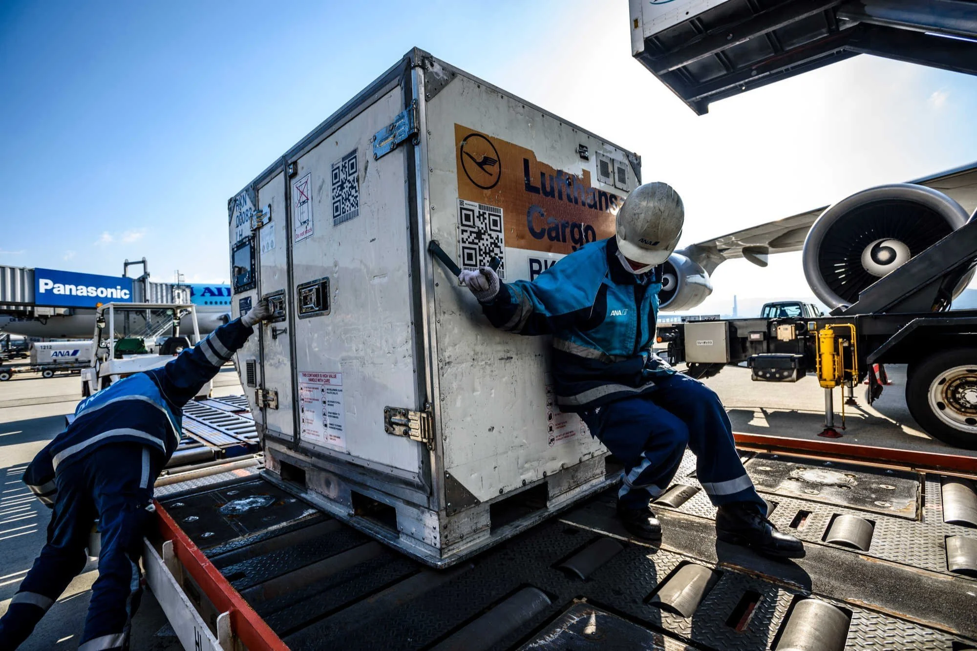 workers-unloading-cargo-jet-osaka.jpg