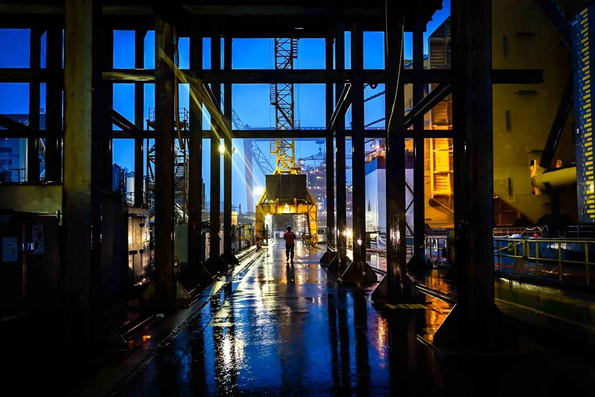 worker-rain-hyundai-heavy-industry-ulsan.jpg