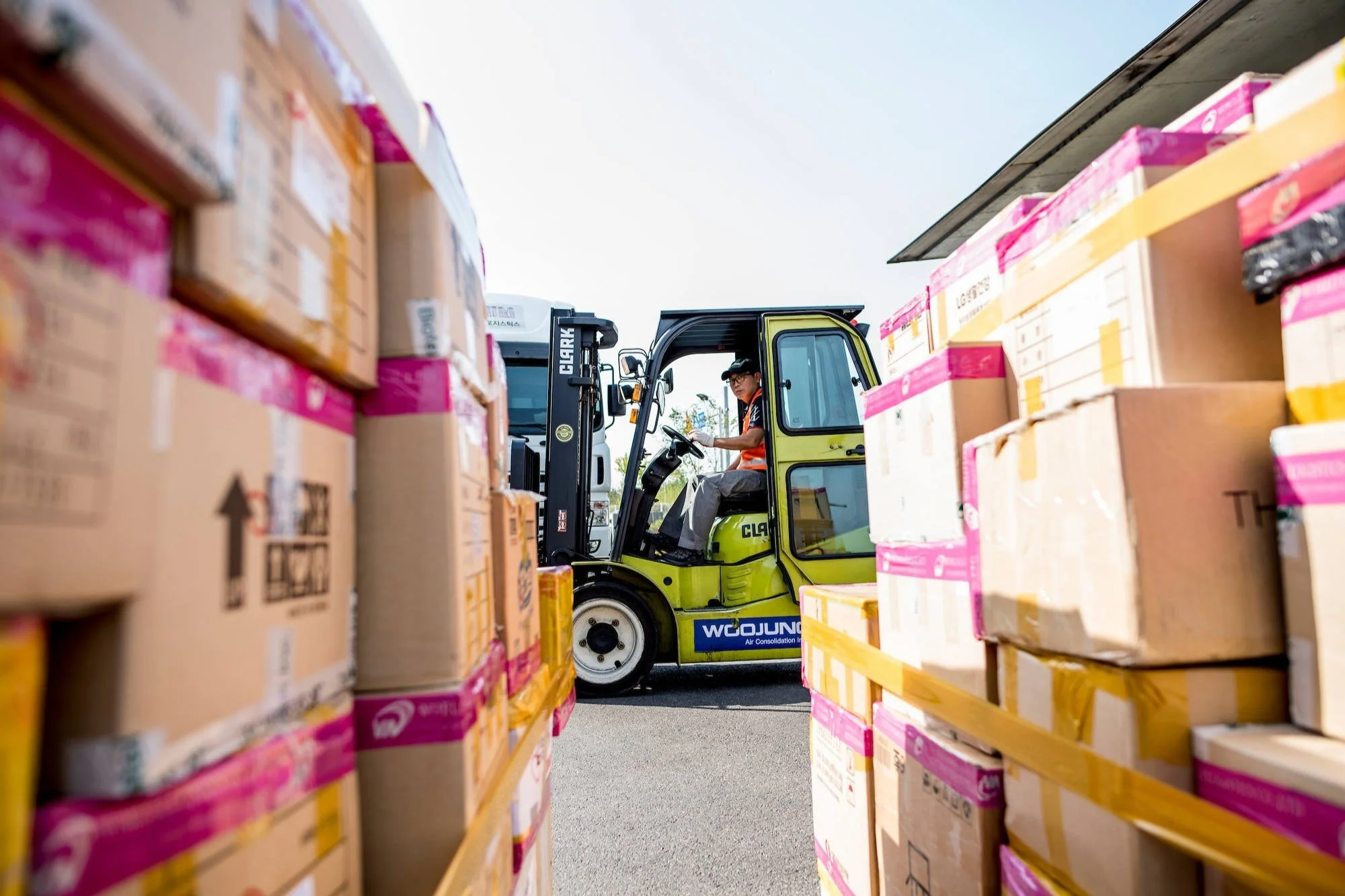 forklift-operator-incheon-logistics-warehouse.jpg