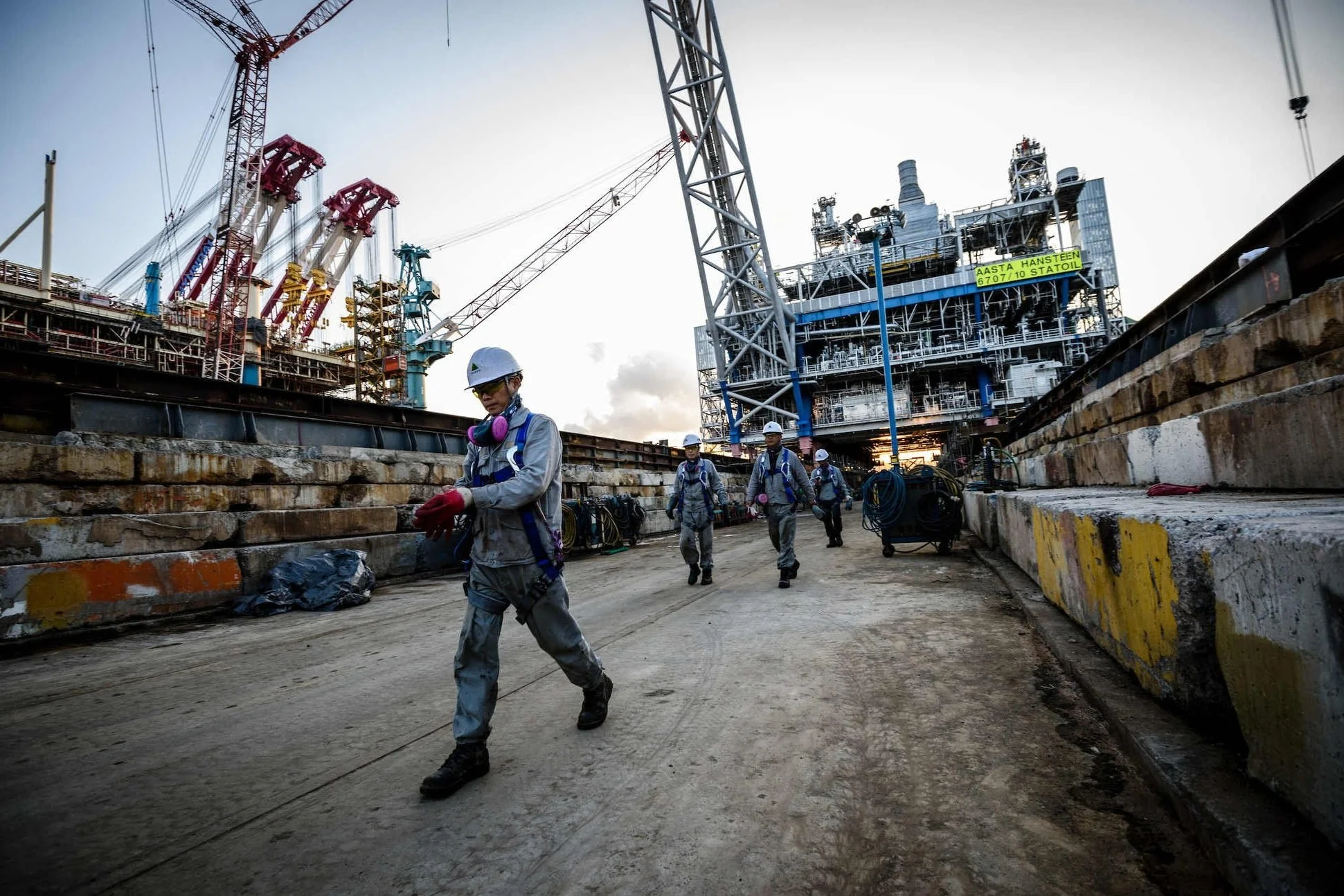 workers-exit-topside-loadout-area-hyundai-heavy-industries.jpg