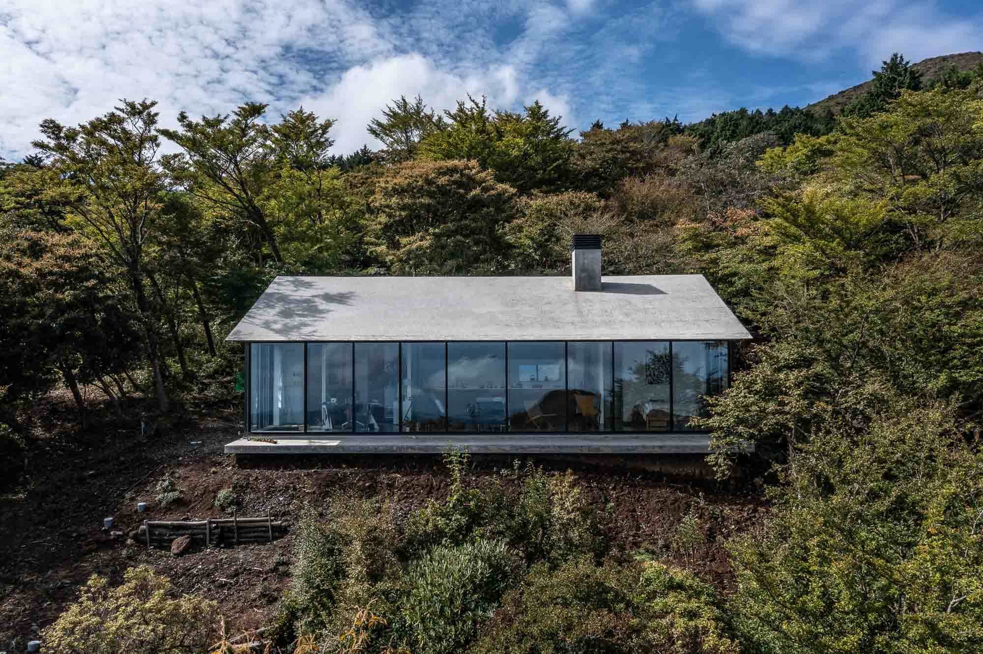  David Thevenin’s modern concrete home on Japan’s Izu Peninsula, designed by Florian Busch Architects. Ben Weller provides architectural, editorial, and drone photography services in Japan and across Asia. 