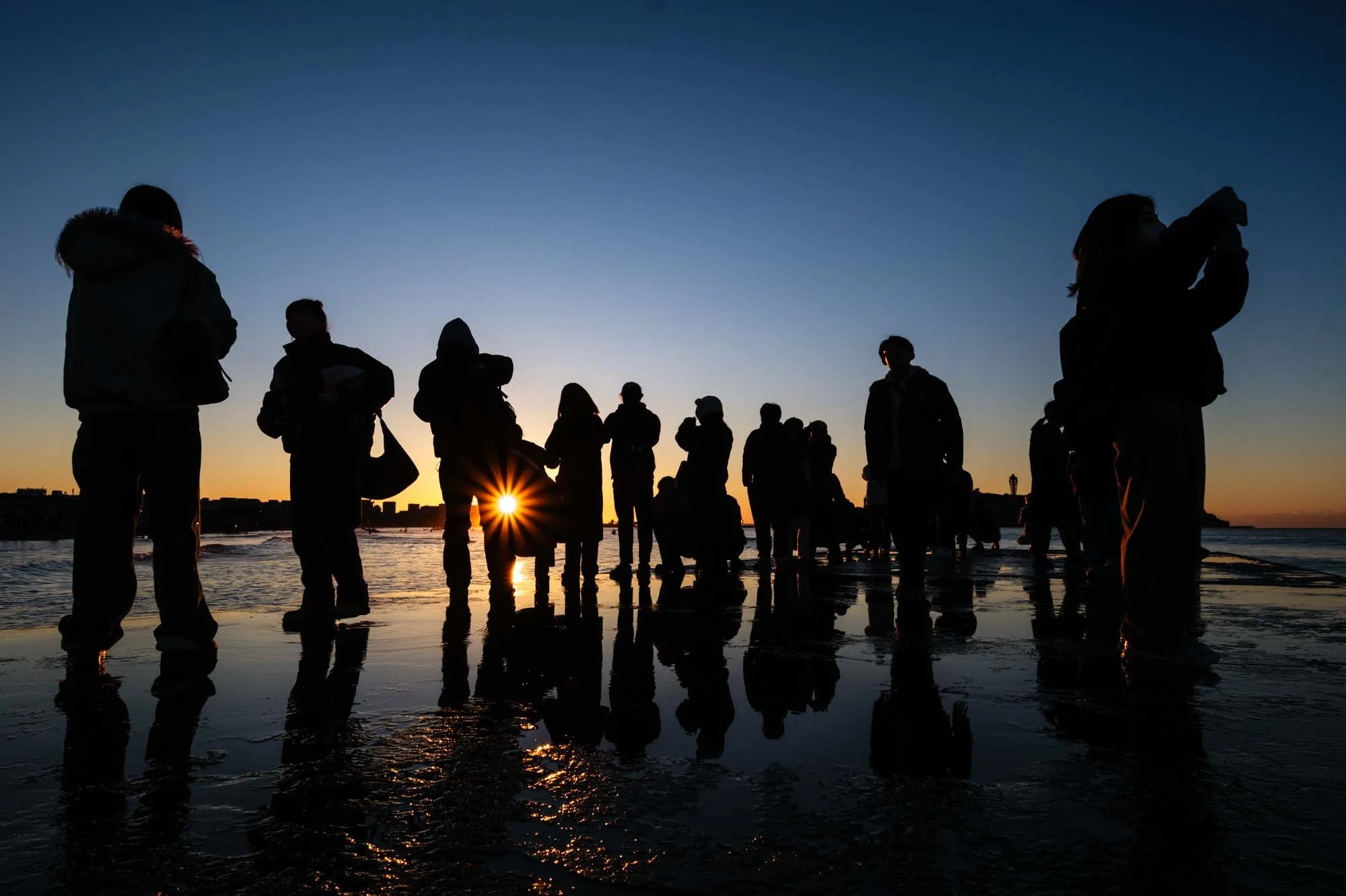  Use a narrower aperture like f/11 or f/16 to create a sunburst effect. 