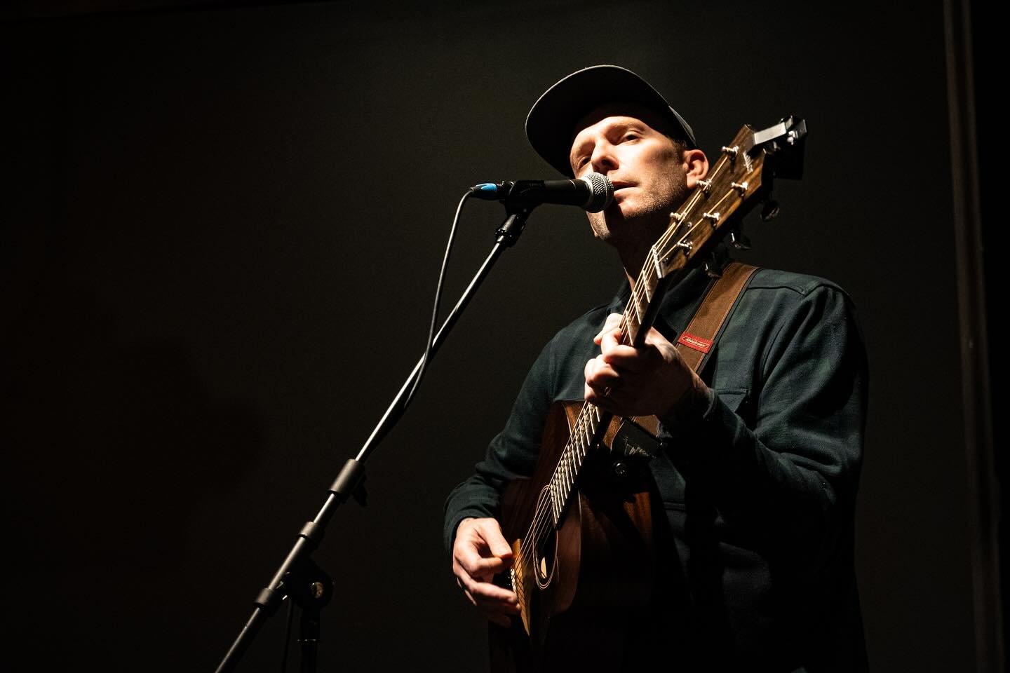 A @vinniecaruana solo set. A throwback to last March where an Intentional and mindful crowd packed @twinelephantbrewing in NJ