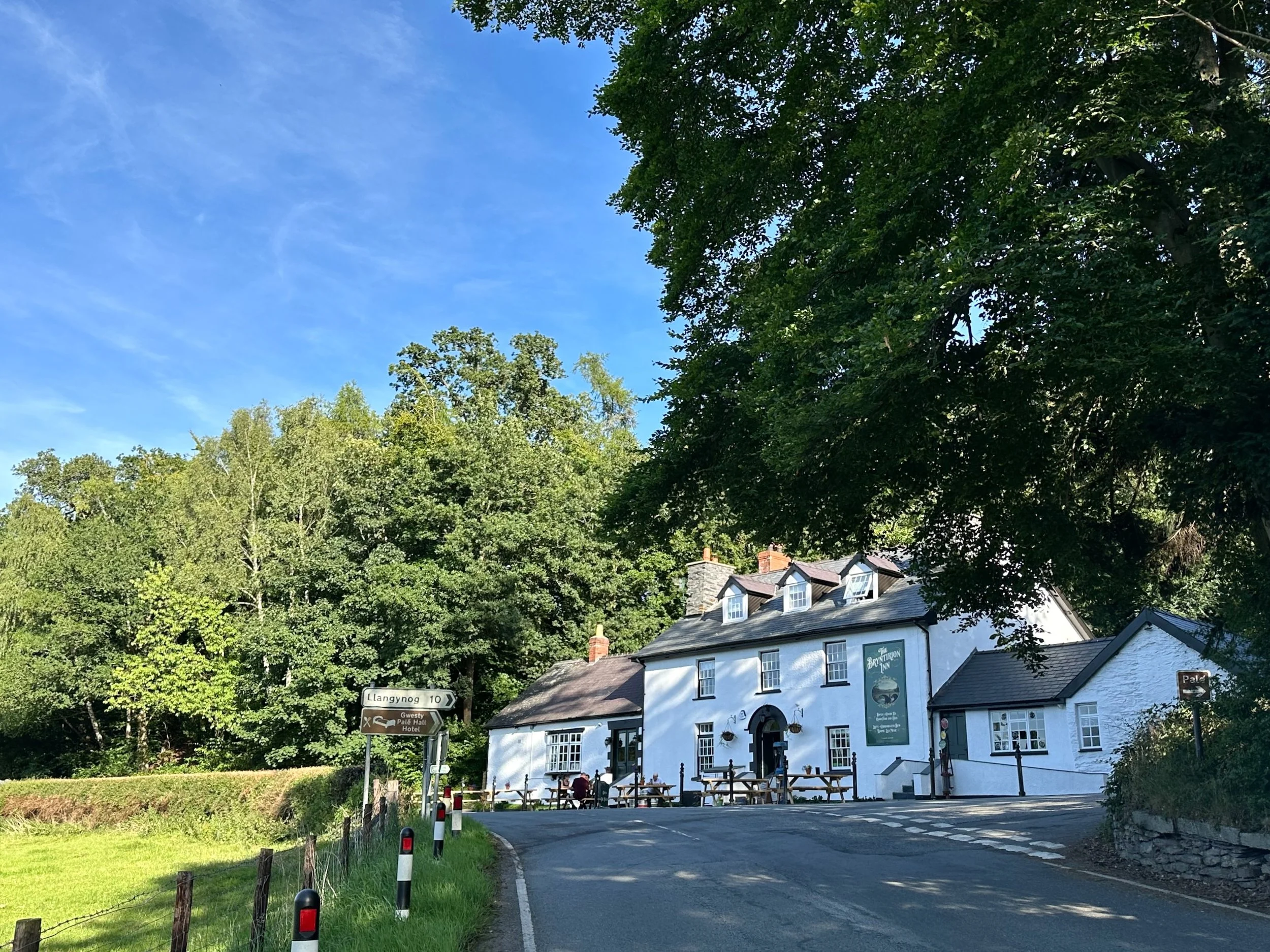 PALÉ HALL HOTEL: THE BRYNTIRION INN 