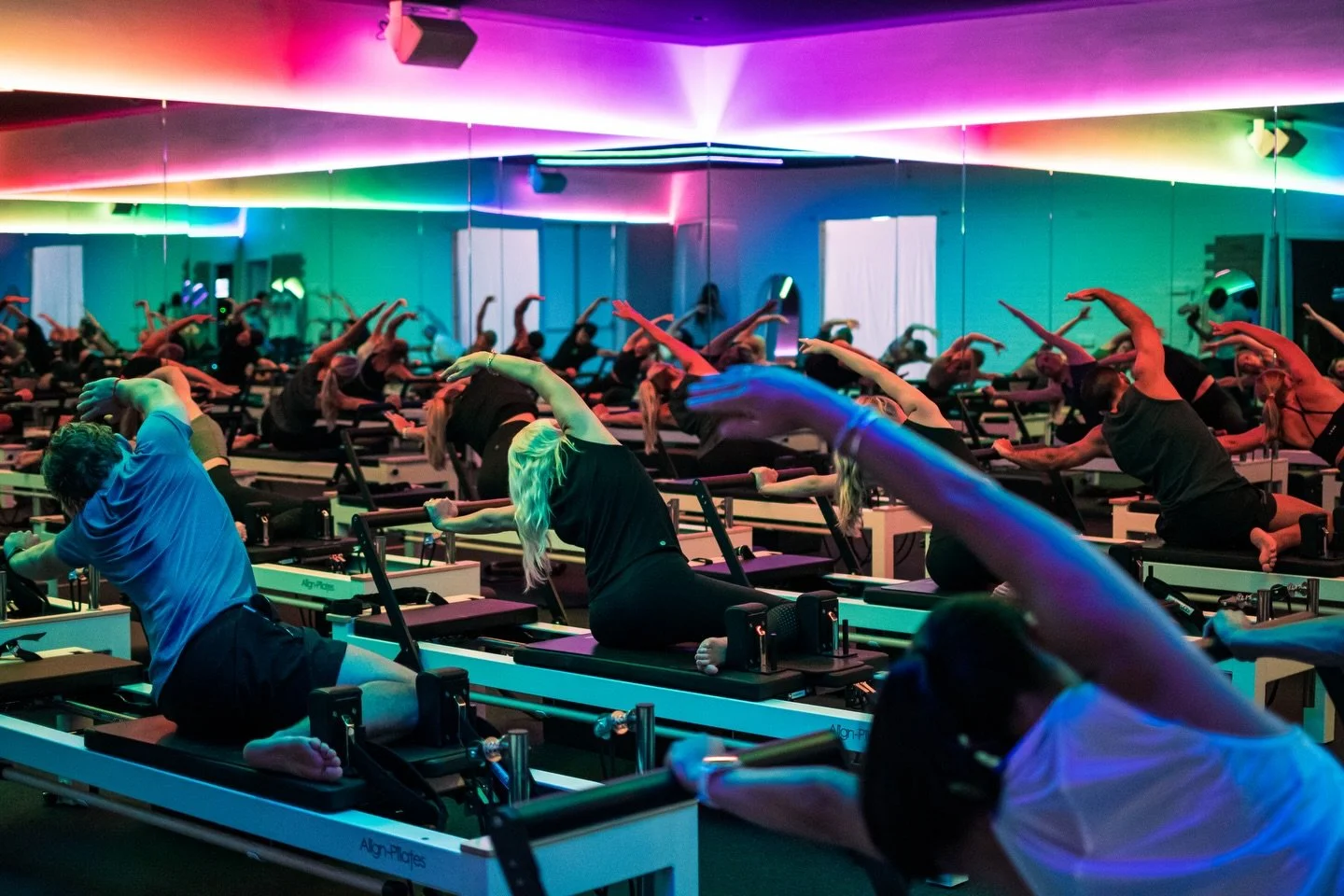 Mood lighting? More like movement lighting 🌈 When your workout space looks this good, you know the energy&rsquo;s going to match. Join the Soul Squad for a class that&rsquo;s equal parts burn and beauty.

Book through the Soulhub app! 

#soulhubfres