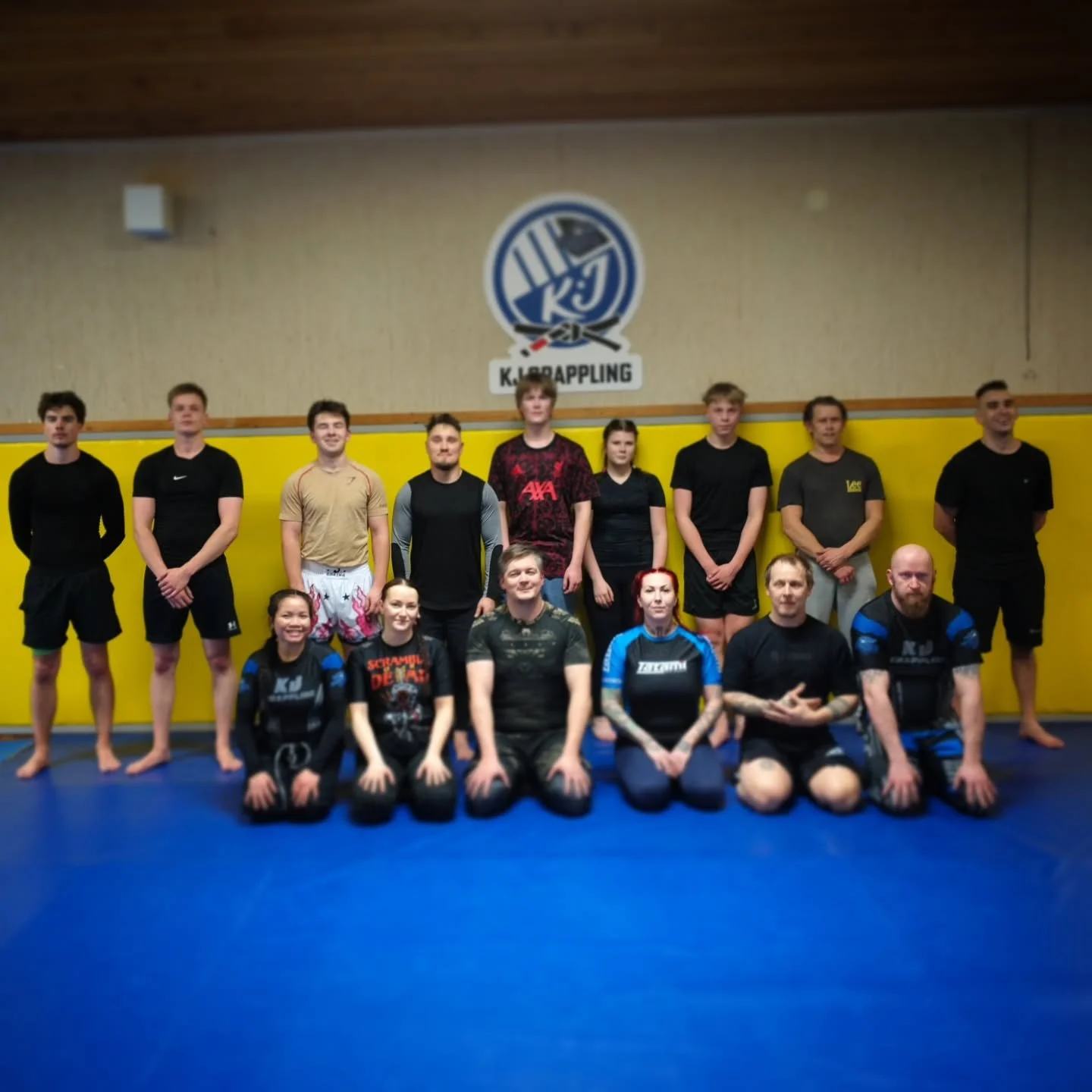 Vuoden 2026 alkeiskurssi t&auml;r&auml;hti rymin&auml;ll&auml; k&auml;yntiin ja uudet atleetit p&auml;&auml;si kokeilemaan miten vastus vied&auml;&auml;n tonttiin💪🏼
Viel&auml; mahtuu mukaan joten jos kiinnostaa, nii sekaan vaan heilumaan. T&auml;&a