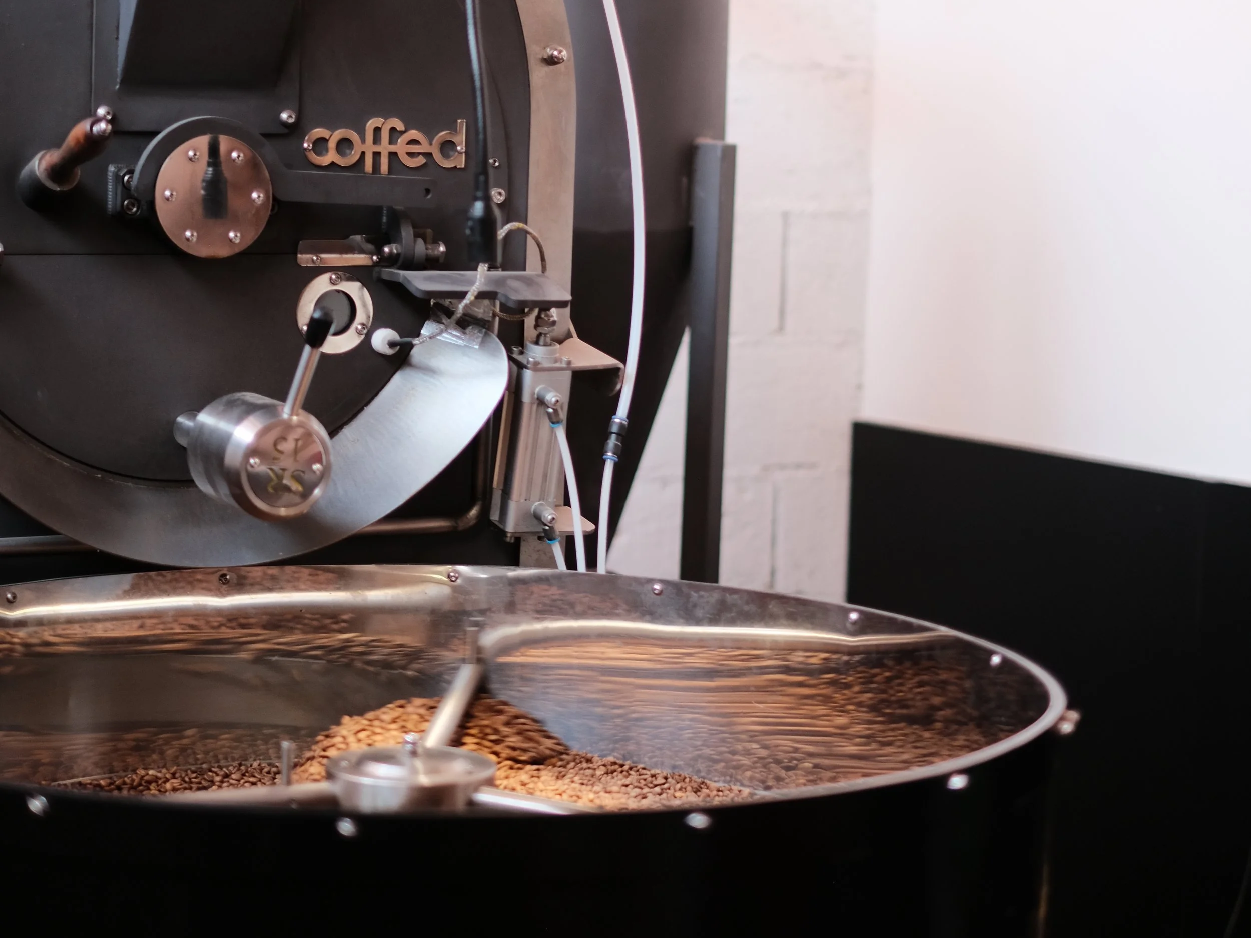 Torréfacteur de café utilisé pour la torréfaction artisanale des grains de café chez Dialogue Torréfaction.